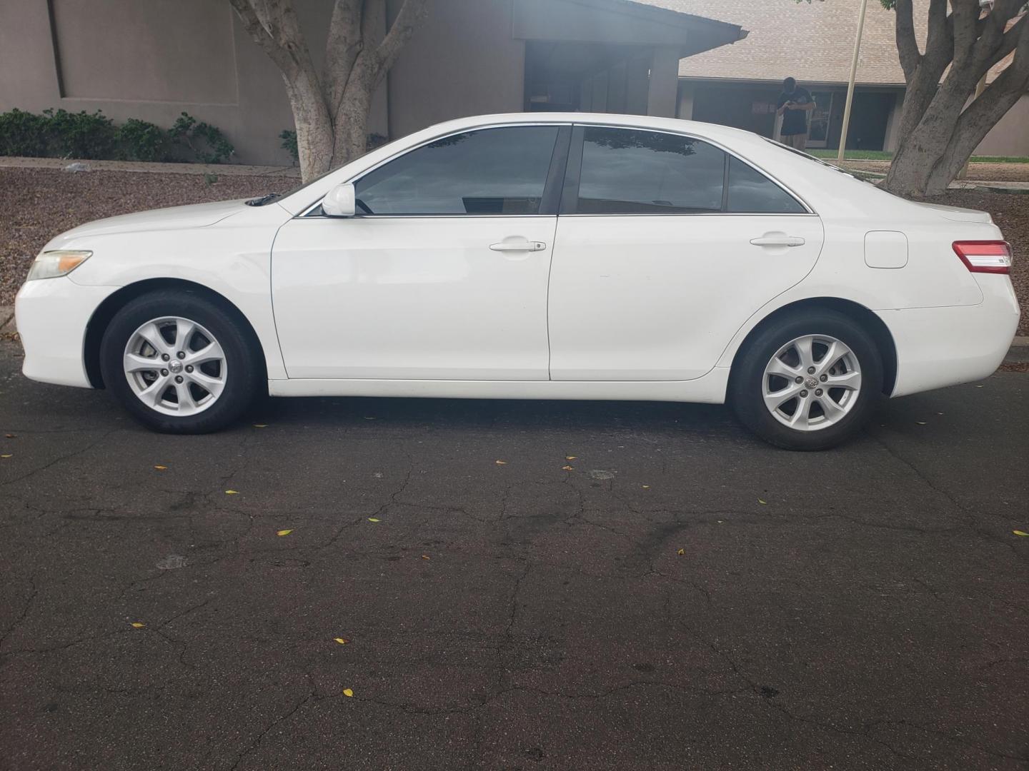 2011 WHITE /gray Toyota Camry Base 6-Spd AT (4T4BF3EK6BR) with an 2.5L L4 DOHC 16V engine, 6-Speed Automatic transmission, located at 323 E Dunlap Ave., Phoenix, AZ, 85020, (602) 331-9000, 33.567677, -112.069000 - 2011 Toyota Camry Base 6-Spd AT,......A Must See!!..... No accidents,..... Ice cold AC. The car is gorgeous inside and out. Power windows, Power door locks, Stereo/CD Player, Phone sync, Bluetooth, Beautiful gray interior with Gray cloth seats in near perfect condition, Incredible gas mileage! Clean - Photo#5