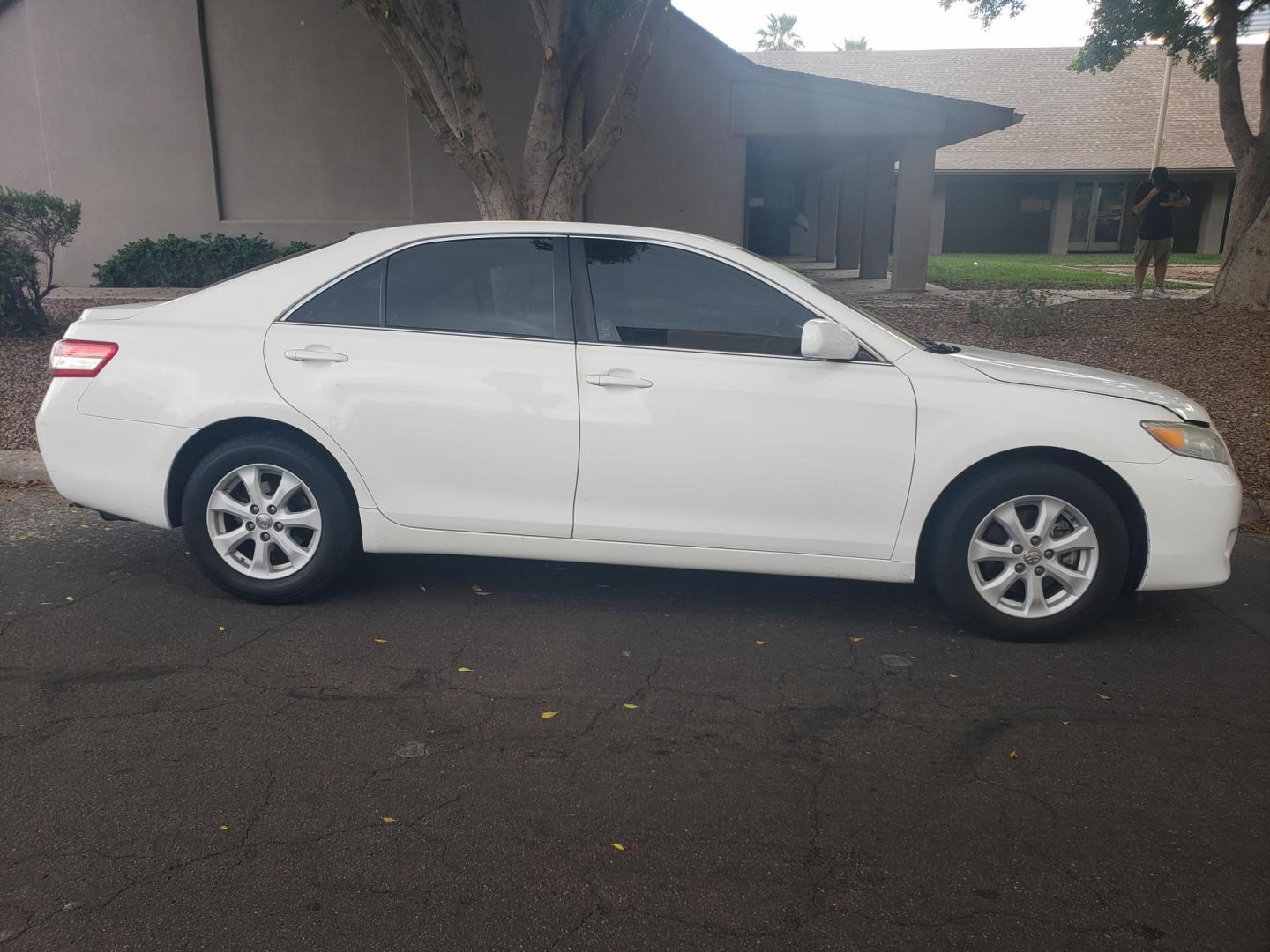 2011 WHITE /gray Toyota Camry Base 6-Spd AT (4T4BF3EK6BR) with an 2.5L L4 DOHC 16V engine, 6-Speed Automatic transmission, located at 323 E Dunlap Ave., Phoenix, AZ, 85020, (602) 331-9000, 33.567677, -112.069000 - 2011 Toyota Camry Base 6-Spd AT,......A Must See!!..... No accidents,..... Ice cold AC. The car is gorgeous inside and out. Power windows, Power door locks, Stereo/CD Player, Phone sync, Bluetooth, Beautiful gray interior with Gray cloth seats in near perfect condition, Incredible gas mileage! Clean - Photo#3