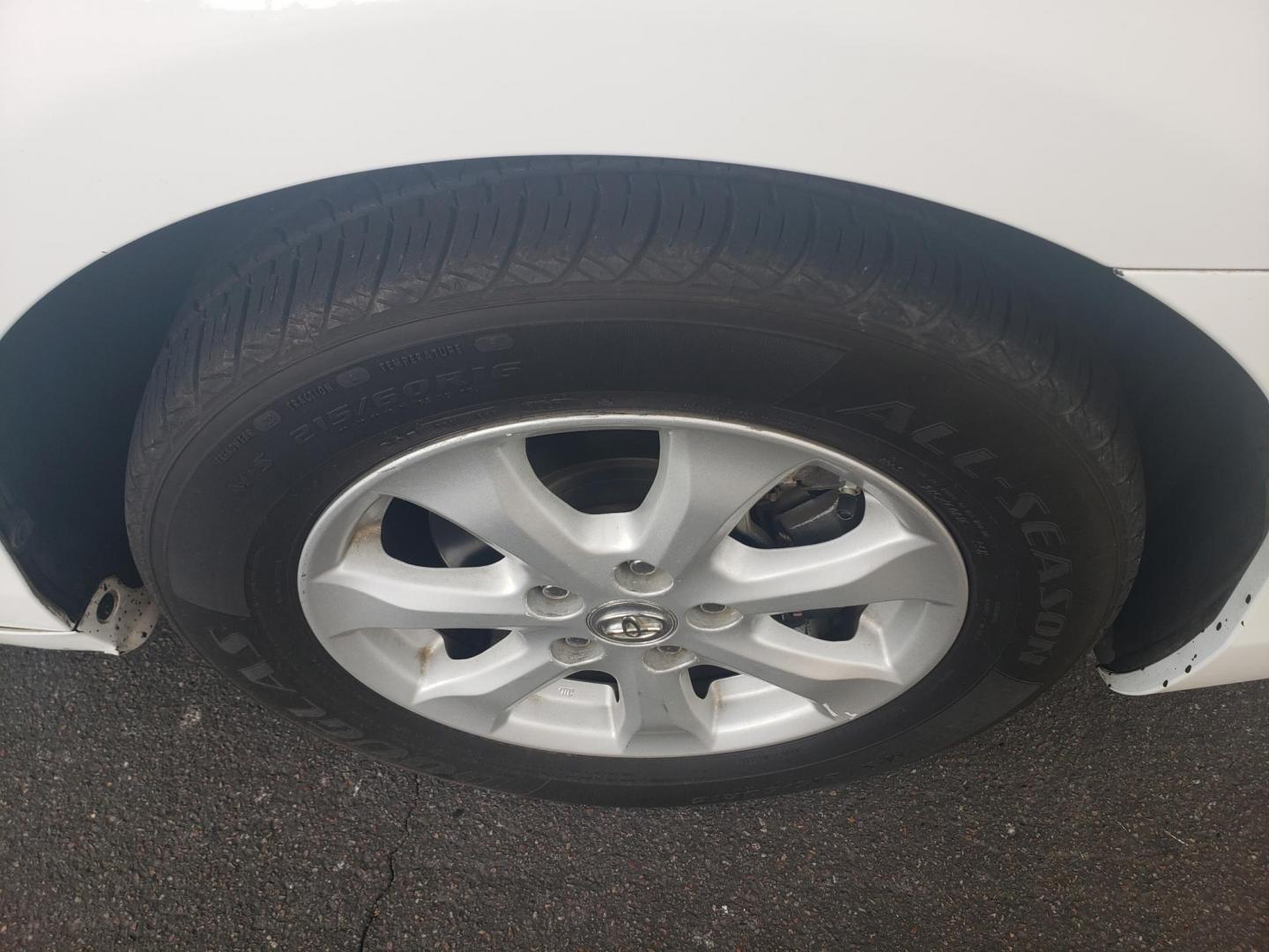 2011 WHITE /gray Toyota Camry Base 6-Spd AT (4T4BF3EK6BR) with an 2.5L L4 DOHC 16V engine, 6-Speed Automatic transmission, located at 323 E Dunlap Ave., Phoenix, AZ, 85020, (602) 331-9000, 33.567677, -112.069000 - 2011 Toyota Camry Base 6-Spd AT,......A Must See!!..... No accidents,..... Ice cold AC. The car is gorgeous inside and out. Power windows, Power door locks, Stereo/CD Player, Phone sync, Bluetooth, Beautiful gray interior with Gray cloth seats in near perfect condition, Incredible gas mileage! Clean - Photo#17