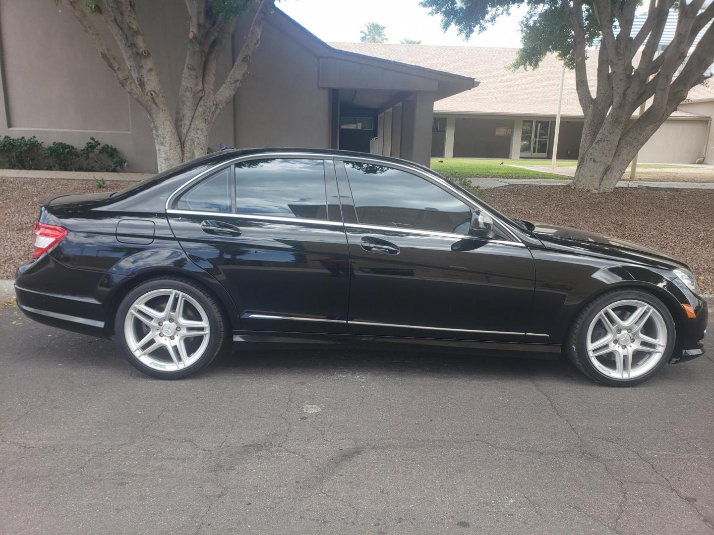 2009 /black Mercedes-Benz C-Class C350 Sport Sedan (WDDGF56X89R) with an 3.5L V6 DOHC 24V engine, 7-Speed Automatic transmission, located at 323 E Dunlap Ave., Phoenix, AZ, 85020, (602) 331-9000, 33.567677, -112.069000 - 2009 Mercedes-Benz C-Class C350 Sport Sedan,......A True Must See!! No accidents, IceCold AC Front and Rear, The car is gorgeous inside and out, power windows, power door locks, Gorgeous tinted sunroof, Stereo/Cd Player, Phone sync, Bluetooth, Backup camera, Clean Black Interior with beautiful Black - Photo#4