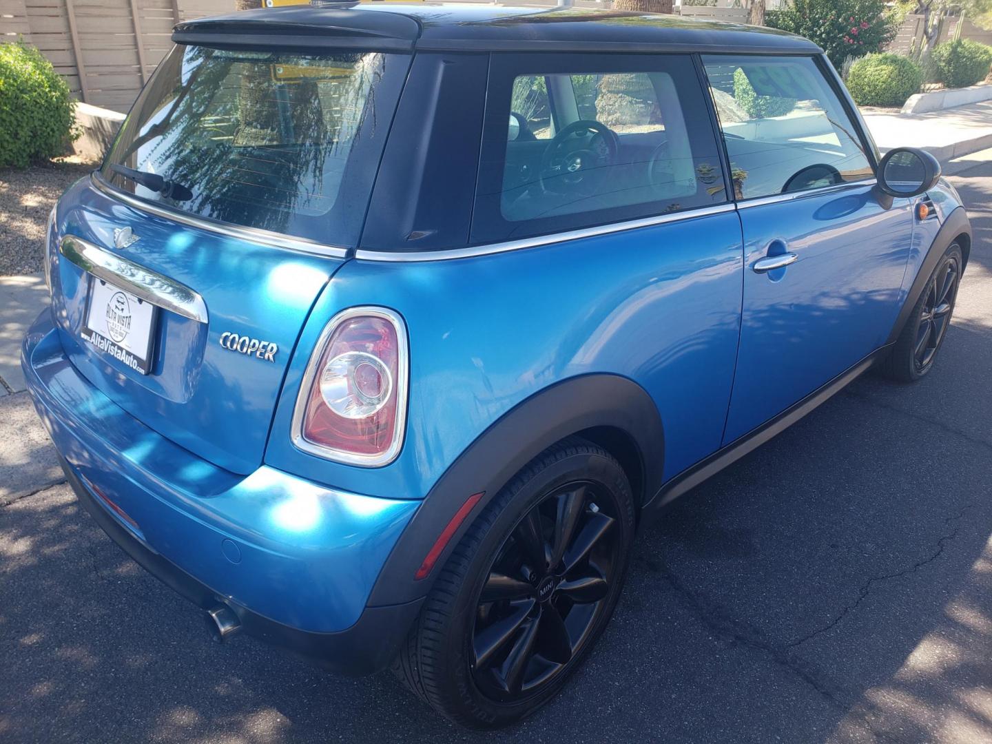 2012 /gray and black Mini Cooper Base (WMWSU3C58CT) with an 1.6L L4 DOHC 16V TURBO engine, automatic transmission, located at 323 E Dunlap Ave., Phoenix, AZ, 85020, (602) 331-9000, 33.567677, -112.069000 - 2012 Mini Cooper Base,......A Must See!!..... No accidents,.... Ice cold AC. The car is gorgeous inside and out. Power windows, Power door locks, Stereo/CD Player, Phone sync, Bluetooth, Backup camera, Beautiful gray and Black interior with Black leather seats in near perfect condition, Incredible g - Photo#3