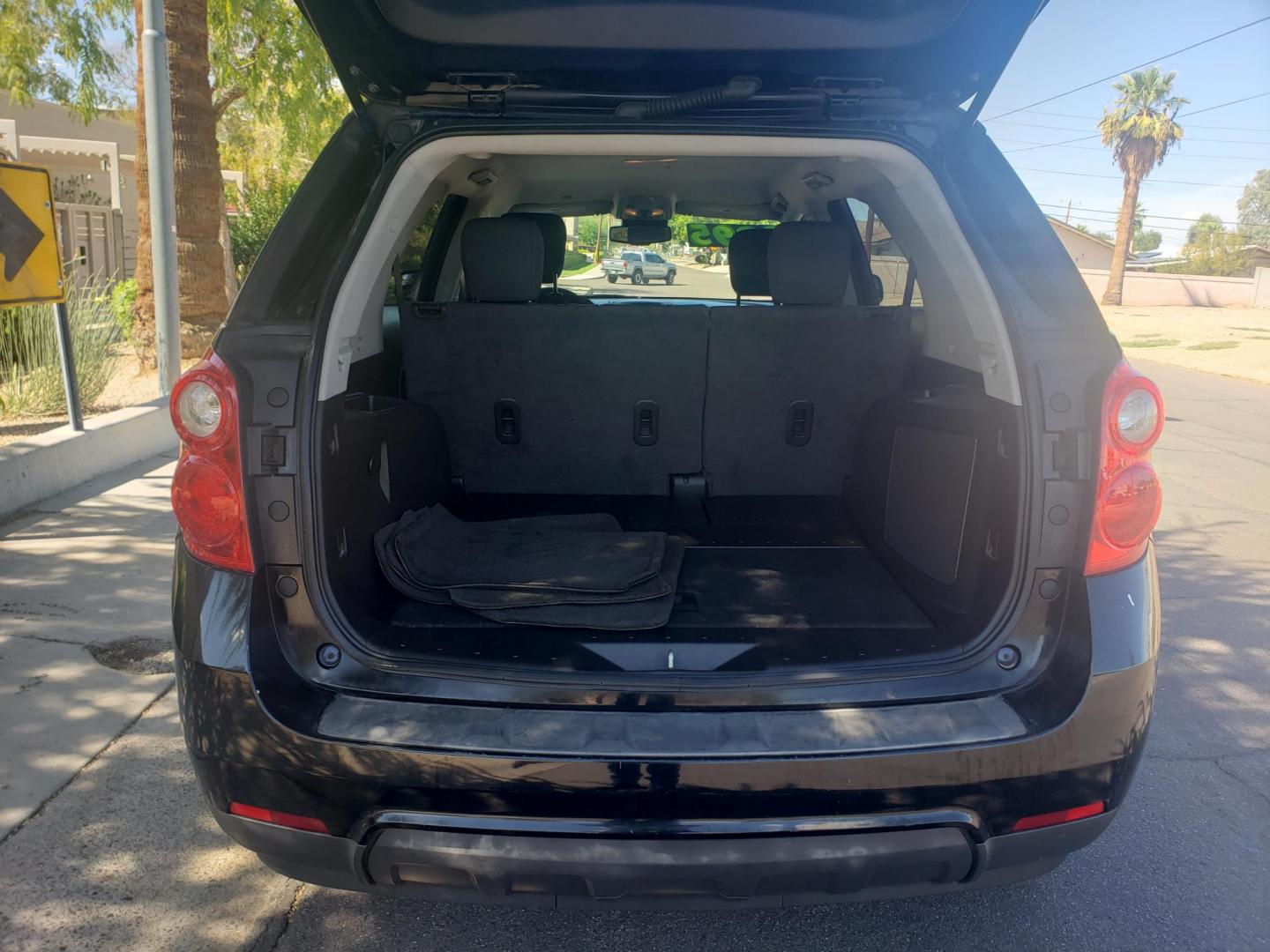 2013 /gray and black Chevrolet Equinox 1LT 2WD (2GNALDEK7D6) with an 2.4L L4 DOHC 16V engine, 6-Speed Automatic transmission, located at 323 E Dunlap Ave., Phoenix, AZ, 85020, (602) 331-9000, 33.567677, -112.069000 - 2013 Chevrolet Equinox 1LT 2WD,……..EXCELLENT condition,......Ice Cold A/C, Clean Black and gray interior with black cloth seats in near perfect condition, Tune up, Stereo/CD Player, Bluetooth, Phone sync, Satellite compatible, Backup camera, This suv is gorgeous inside and out, Incredible gas mi - Photo#16