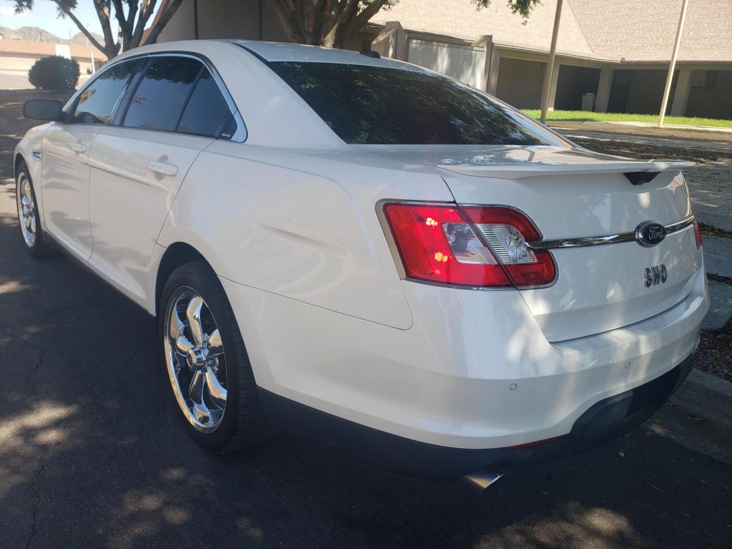 2011 /gray and black and brown Ford Taurus SHO FWD (1FAHP2KT1BG) with an 3.5L V6 DOHC 24V engine, 6-Speed Automatic transmission, located at 323 E Dunlap Ave., Phoenix, AZ, 85020, (602) 331-9000, 33.567677, -112.069000 - 2011 Ford Taurus SHO FWD,……. EXCELLENT condition,…… A Real Must See!!.... No accidents, Power everything, Ice cold ac, brown and gray and black interior with to tone leather seats in near perfect condition, power windows, power door locks, Touch screen stereo/cd player, phone sync, blue toot - Photo#5