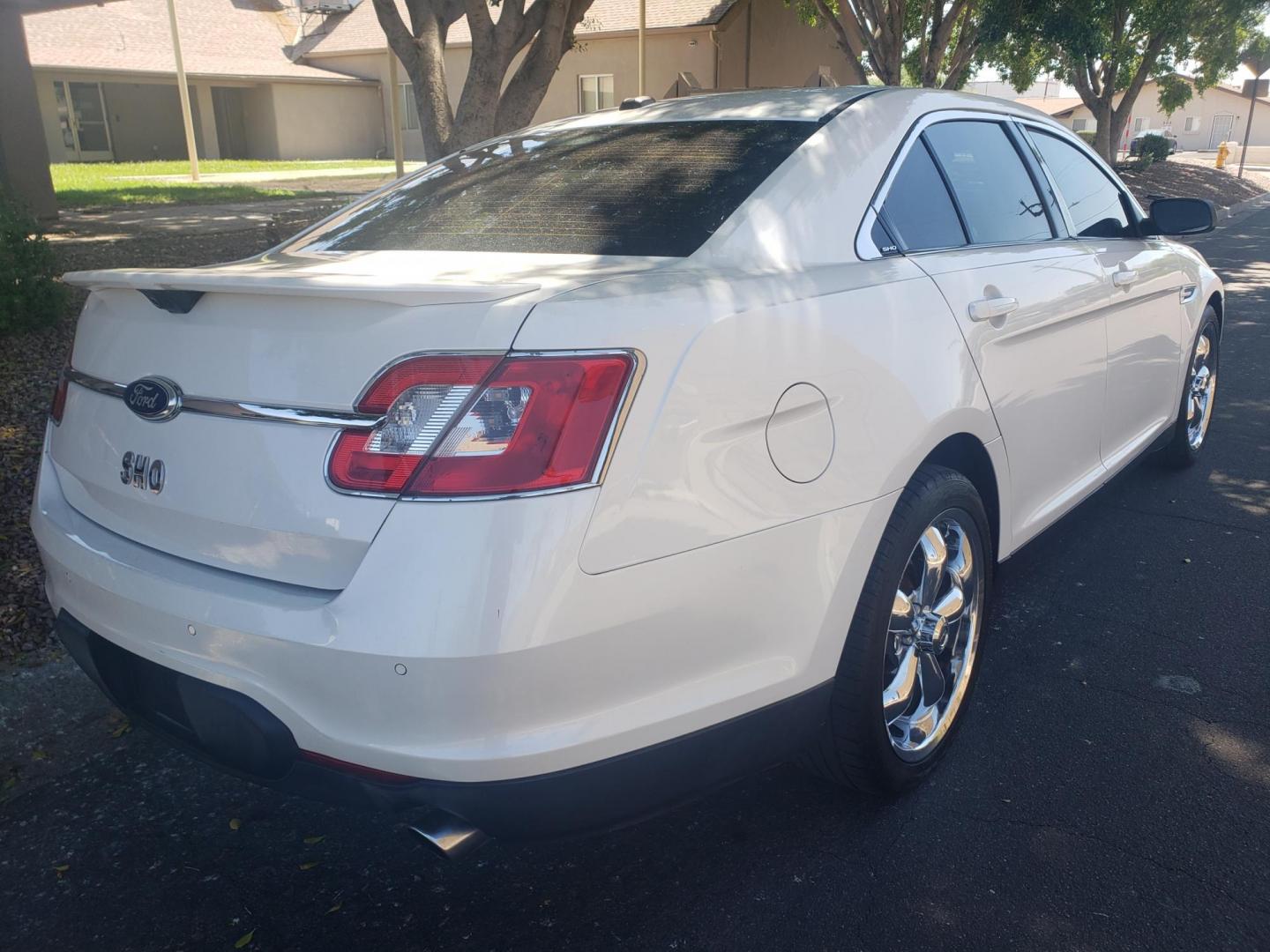 2011 /gray and black and brown Ford Taurus SHO FWD (1FAHP2KT1BG) with an 3.5L V6 DOHC 24V engine, 6-Speed Automatic transmission, located at 323 E Dunlap Ave., Phoenix, AZ, 85020, (602) 331-9000, 33.567677, -112.069000 - 2011 Ford Taurus SHO FWD,……. EXCELLENT condition,…… A Real Must See!!.... No accidents, Power everything, Ice cold ac, brown and gray and black interior with to tone leather seats in near perfect condition, power windows, power door locks, Touch screen stereo/cd player, phone sync, blue toot - Photo#3