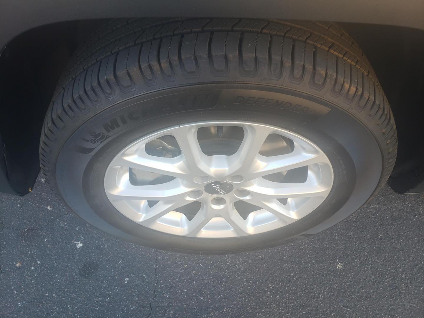 2017 /gray and black Jeep Cherokee Latitude FWD (1C4PJLCS9HW) with an 3.2L V6 DOHC 24V engine, 9A transmission, located at 323 E Dunlap Ave., Phoenix, AZ, 85020, (602) 331-9000, 33.567677, -112.069000 - 2017 Jeep Cherokee Latitude FWD,......EXCELLENT condition, A Real Must See!!.... No accidents, Power everything, Touch screen Stereo/cd player, Phone sync, Bluetooth, Satellite compatible, Backup camera, Ice cold ac front and rear, Clean gray and Black interior with black cloth seats in near perfect - Photo#18