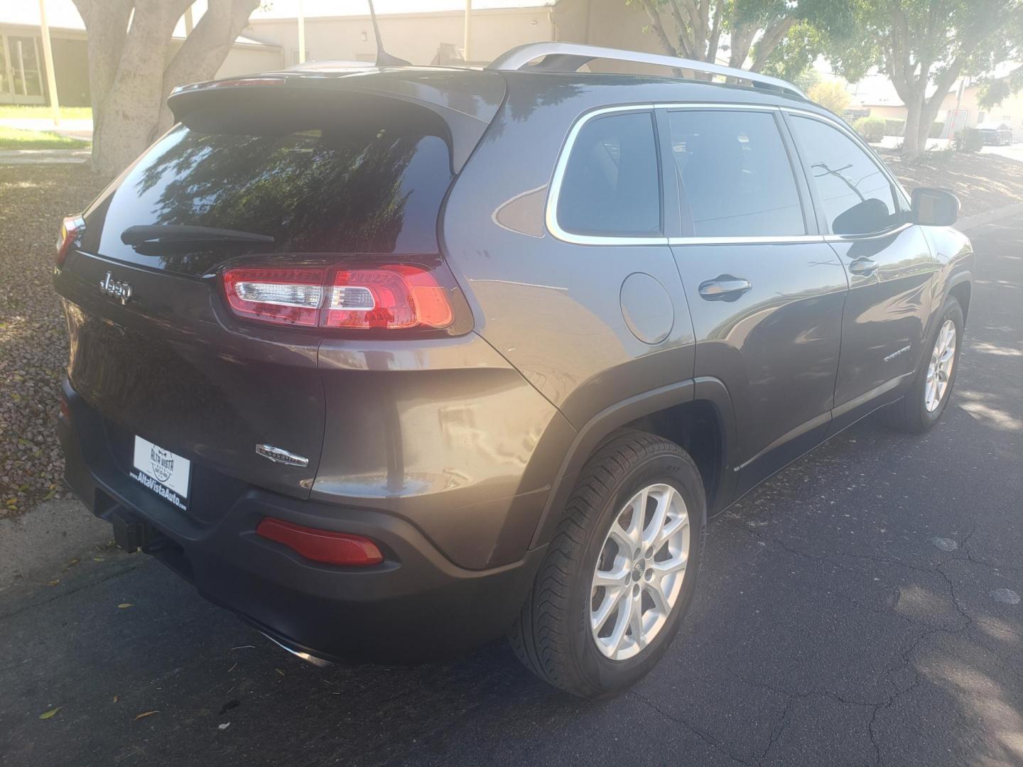 2017 /gray and black Jeep Cherokee Latitude FWD (1C4PJLCS9HW) with an 3.2L V6 DOHC 24V engine, 9A transmission, located at 323 E Dunlap Ave., Phoenix, AZ, 85020, (602) 331-9000, 33.567677, -112.069000 - 2017 Jeep Cherokee Latitude FWD,......EXCELLENT condition, A Real Must See!!.... No accidents, Power everything, Touch screen Stereo/cd player, Phone sync, Bluetooth, Satellite compatible, Backup camera, Ice cold ac front and rear, Clean gray and Black interior with black cloth seats in near perfect - Photo#3