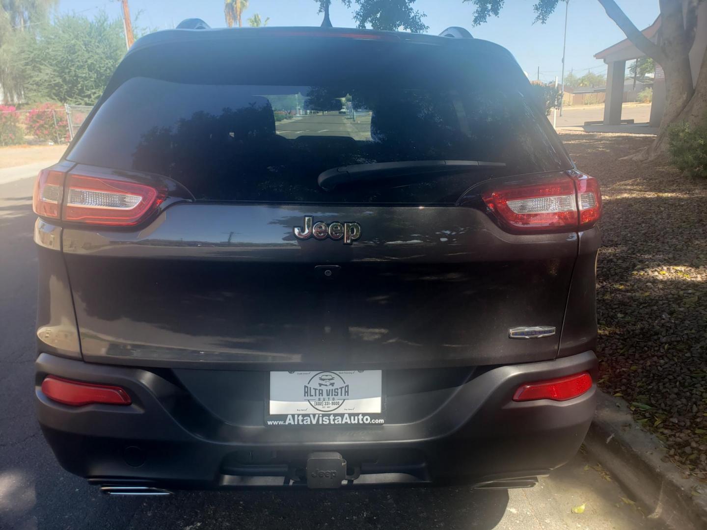 2017 /gray and black Jeep Cherokee Latitude FWD (1C4PJLCS9HW) with an 3.2L V6 DOHC 24V engine, 9A transmission, located at 323 E Dunlap Ave., Phoenix, AZ, 85020, (602) 331-9000, 33.567677, -112.069000 - 2017 Jeep Cherokee Latitude FWD,......EXCELLENT condition, A Real Must See!!.... No accidents, Power everything, Touch screen Stereo/cd player, Phone sync, Bluetooth, Satellite compatible, Backup camera, Ice cold ac front and rear, Clean gray and Black interior with black cloth seats in near perfect - Photo#7