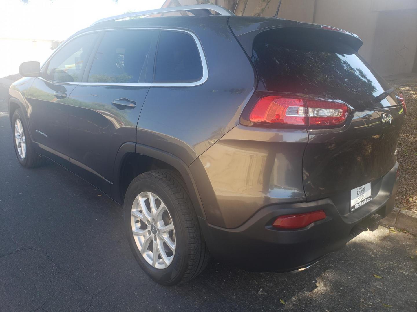 2017 /gray and black Jeep Cherokee Latitude FWD (1C4PJLCS9HW) with an 3.2L V6 DOHC 24V engine, 9A transmission, located at 323 E Dunlap Ave., Phoenix, AZ, 85020, (602) 331-9000, 33.567677, -112.069000 - 2017 Jeep Cherokee Latitude FWD,......EXCELLENT condition, A Real Must See!!.... No accidents, Power everything, Touch screen Stereo/cd player, Phone sync, Bluetooth, Satellite compatible, Backup camera, Ice cold ac front and rear, Clean gray and Black interior with black cloth seats in near perfect - Photo#5