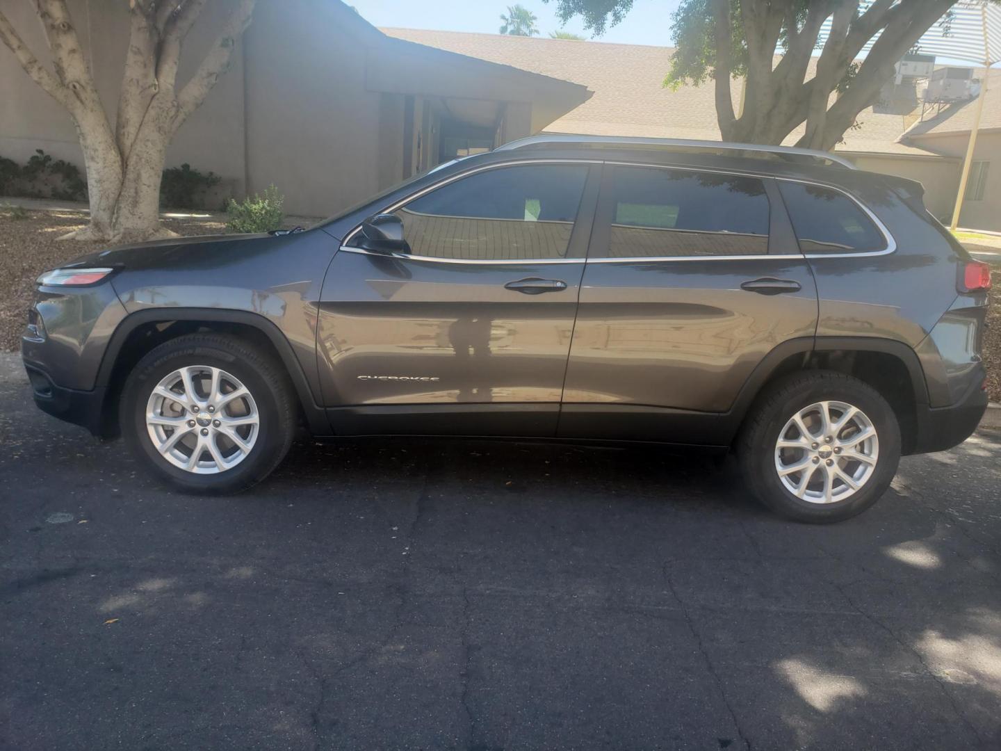 2017 /gray and black Jeep Cherokee Latitude FWD (1C4PJLCS9HW) with an 3.2L V6 DOHC 24V engine, 9A transmission, located at 323 E Dunlap Ave., Phoenix, AZ, 85020, (602) 331-9000, 33.567677, -112.069000 - 2017 Jeep Cherokee Latitude FWD,......EXCELLENT condition, A Real Must See!!.... No accidents, Power everything, Touch screen Stereo/cd player, Phone sync, Bluetooth, Satellite compatible, Backup camera, Ice cold ac front and rear, Clean gray and Black interior with black cloth seats in near perfect - Photo#6