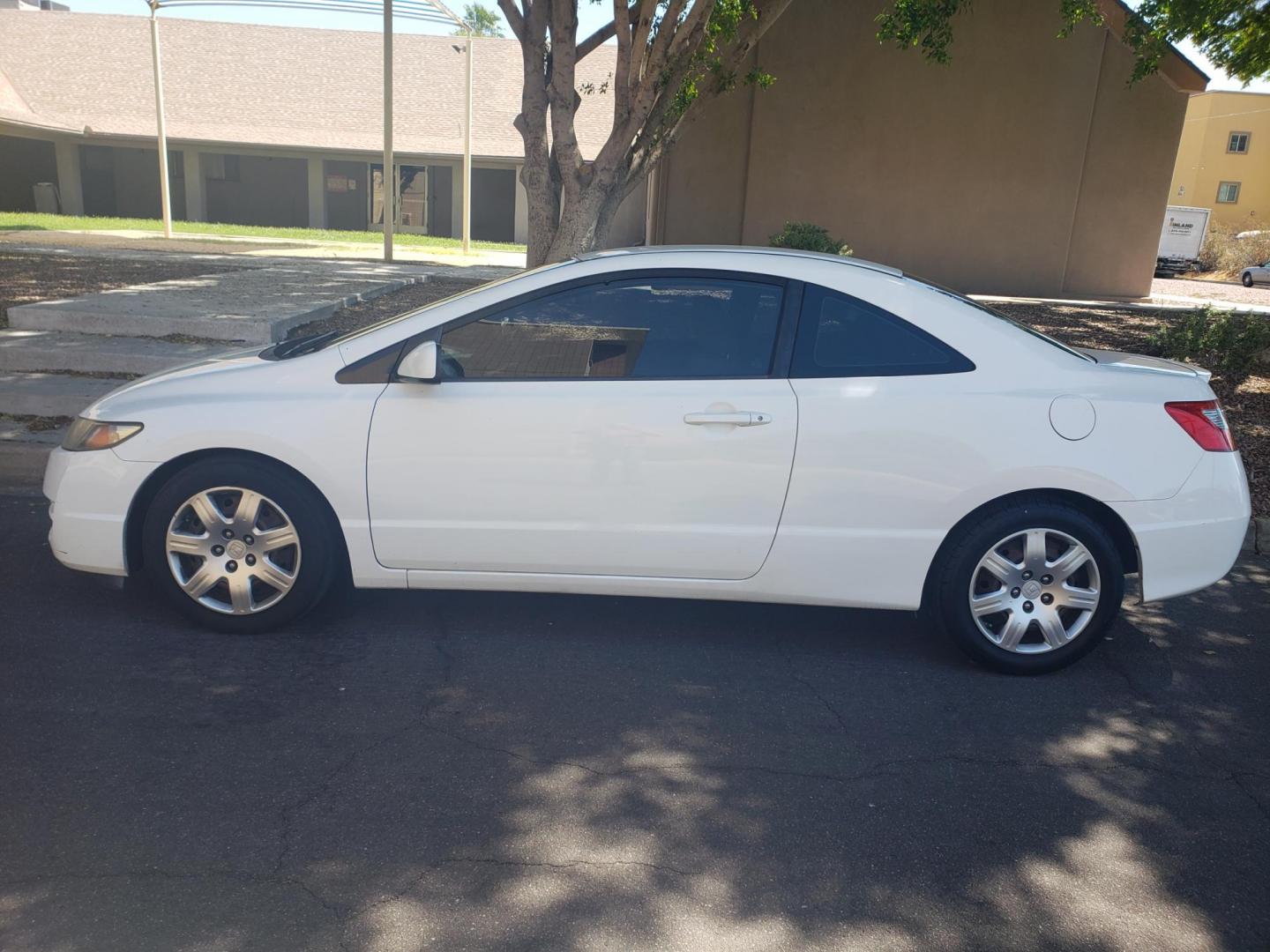 2010 Honda Civic LX Coupe 5-Speed AT (2HGFG1B6XAH) with an 1.8L L4 SOHC 16V engine, 5-Speed Automatic transmission, located at 323 E Dunlap Ave., Phoenix, AZ, 85020, (602) 331-9000, 33.567677, -112.069000 - 2010 Honda Civic LX Coupe 5-Speed AT......A Must See!!... No accidents,.... Ice cold AC...... The car is gorgeous inside and out. Power windows, Power door locks, Stereo/MP3 Player, Beautiful Gray interior with Gray cloth seats in near perfect condition, Clean Arizona title , Runs and Drives Excell - Photo#6