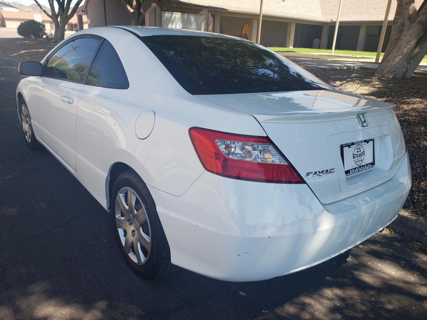 2010 Honda Civic LX Coupe 5-Speed AT (2HGFG1B6XAH) with an 1.8L L4 SOHC 16V engine, 5-Speed Automatic transmission, located at 323 E Dunlap Ave., Phoenix, AZ, 85020, (602) 331-9000, 33.567677, -112.069000 - 2010 Honda Civic LX Coupe 5-Speed AT......A Must See!!... No accidents,.... Ice cold AC...... The car is gorgeous inside and out. Power windows, Power door locks, Stereo/MP3 Player, Beautiful Gray interior with Gray cloth seats in near perfect condition, Clean Arizona title , Runs and Drives Excell - Photo#5