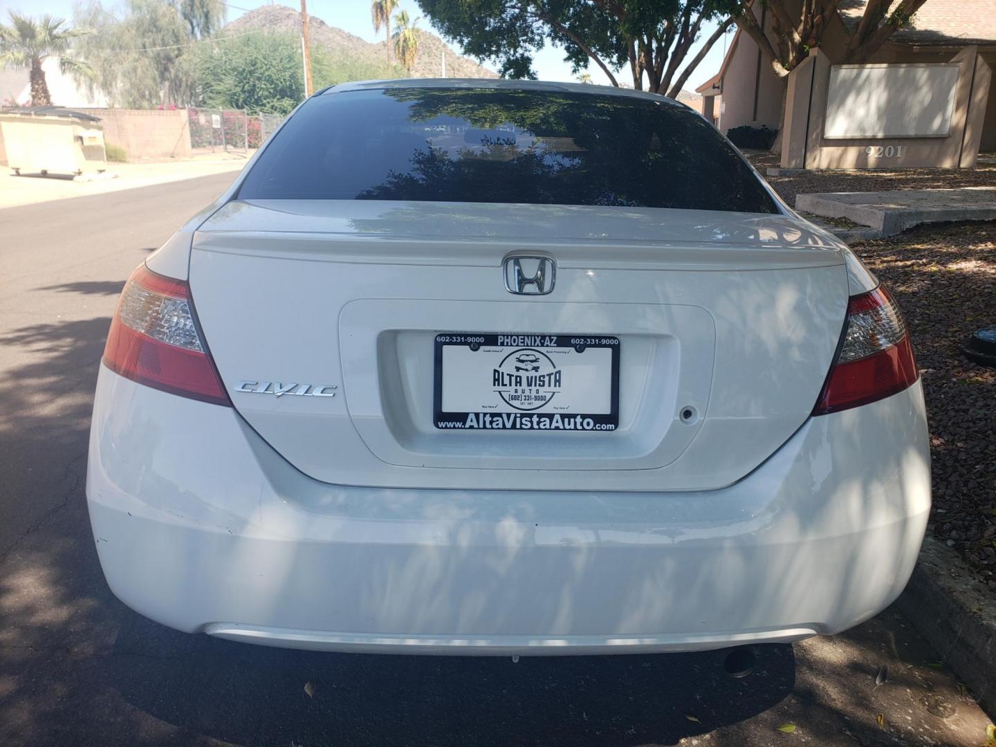 2010 Honda Civic LX Coupe 5-Speed AT (2HGFG1B6XAH) with an 1.8L L4 SOHC 16V engine, 5-Speed Automatic transmission, located at 323 E Dunlap Ave., Phoenix, AZ, 85020, (602) 331-9000, 33.567677, -112.069000 - 2010 Honda Civic LX Coupe 5-Speed AT......A Must See!!... No accidents,.... Ice cold AC...... The car is gorgeous inside and out. Power windows, Power door locks, Stereo/MP3 Player, Beautiful Gray interior with Gray cloth seats in near perfect condition, Clean Arizona title , Runs and Drives Excell - Photo#7