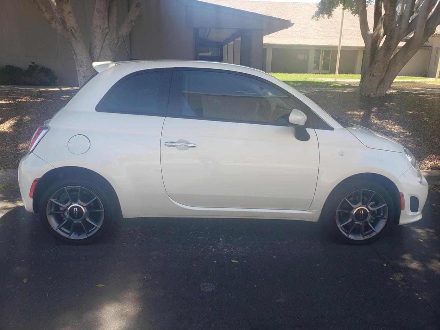 2019 /CREAM Fiat 500 Pop Hatchback (3C3CFFKH2KT) with an 1.4L L4 engine, automatic transmission, located at 323 E Dunlap Ave., Phoenix, AZ, 85020, (602) 331-9000, 33.567677, -112.069000 - Photo#4