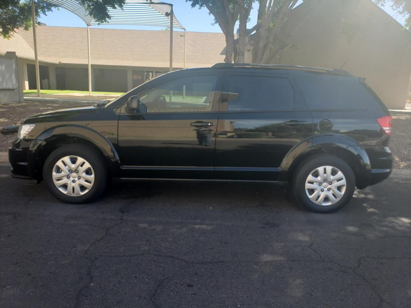 2017 /gray and black Dodge Journey SE (3C4PDCAB5HT) with an 2.4L L4 DOHC 16V engine, 4A transmission, located at 323 E Dunlap Ave., Phoenix, AZ, 85020, (602) 331-9000, 33.567677, -112.069000 - 2017 Dodge Journey SE,……..EXCELLENT condition,......ONLY 85K MILES.........Ice Cold A/C, Clean Black and gray interior with black cloth seats in near perfect condition, 3RD row seating, Rear AC, New brakes, Tune up, Stereo/CD Player, Bluetooth, Phone sync, Satellite compatible, This suv is gorge - Photo#5