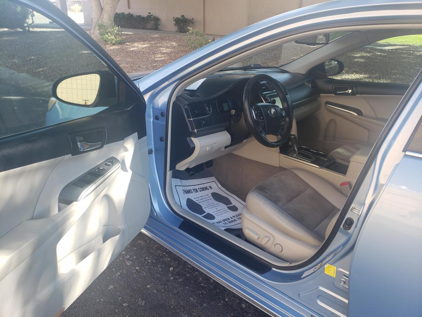 2012 /gray and black Toyota Camry Hybrid LE (4T1BD1FK4CU) with an 2.5L L4 DOHC 16V HYBRID engine, Continuously Variable Transmission transmission, located at 323 E Dunlap Ave., Phoenix, AZ, 85020, (602) 331-9000, 33.567677, -112.069000 - 2012 TOYOTA CAMRY HYBRID ,......A Must See!!..... No accidents,..... Ice cold AC. The car is gorgeous inside and out. Power windows, Power door locks, Touch screen Stereo/CD Player, Phone sync, Bluetooth, Satellite compatible, Backup camera, Beautiful gray and black interior with Gray leather seats - Photo#8