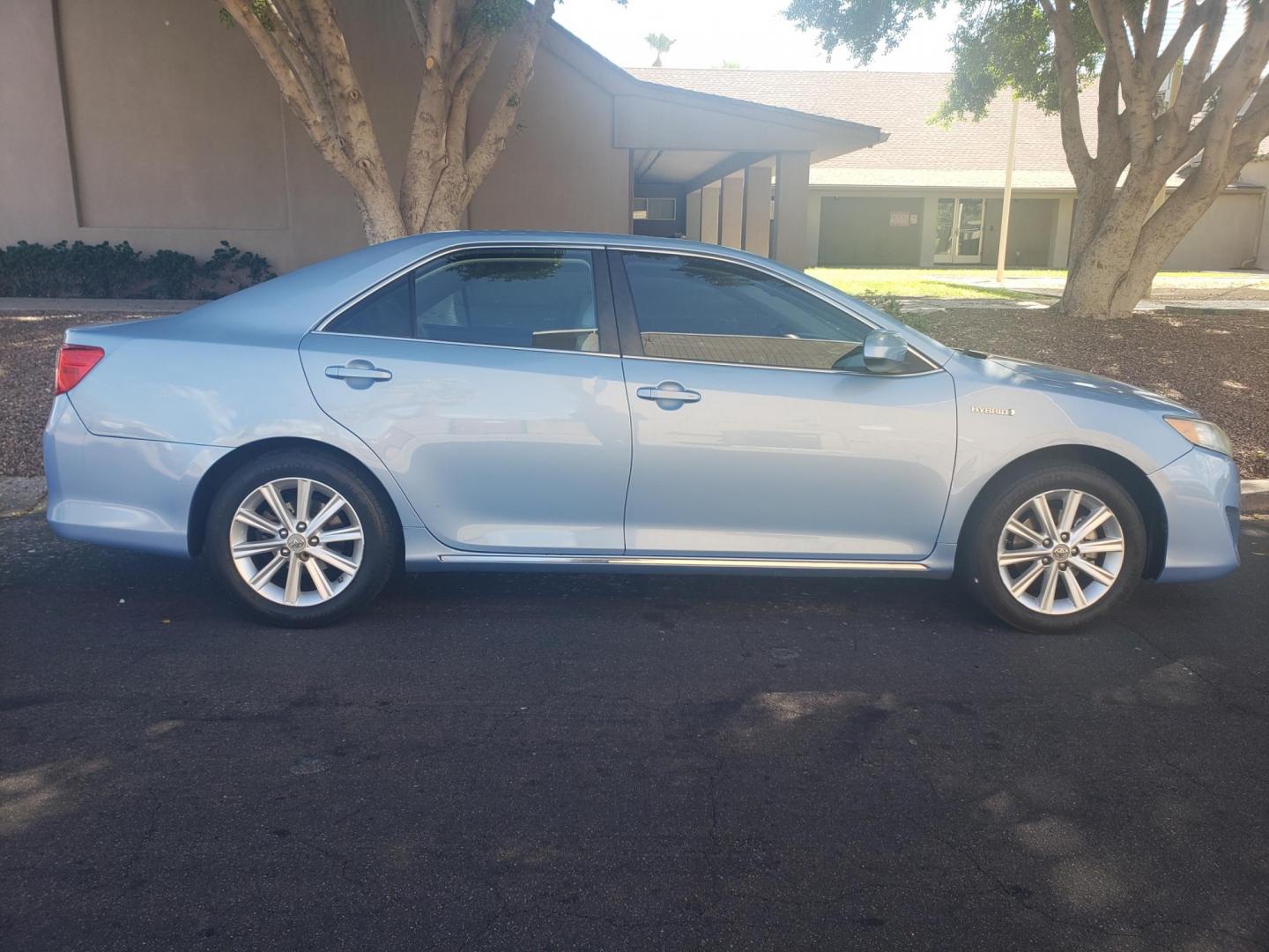 2012 /gray and black Toyota Camry Hybrid LE (4T1BD1FK4CU) with an 2.5L L4 DOHC 16V HYBRID engine, Continuously Variable Transmission transmission, located at 323 E Dunlap Ave., Phoenix, AZ, 85020, (602) 331-9000, 33.567677, -112.069000 - 2012 TOYOTA CAMRY HYBRID ,......A Must See!!..... No accidents,..... Ice cold AC. The car is gorgeous inside and out. Power windows, Power door locks, Touch screen Stereo/CD Player, Phone sync, Bluetooth, Satellite compatible, Backup camera, Beautiful gray and black interior with Gray leather seats - Photo#4