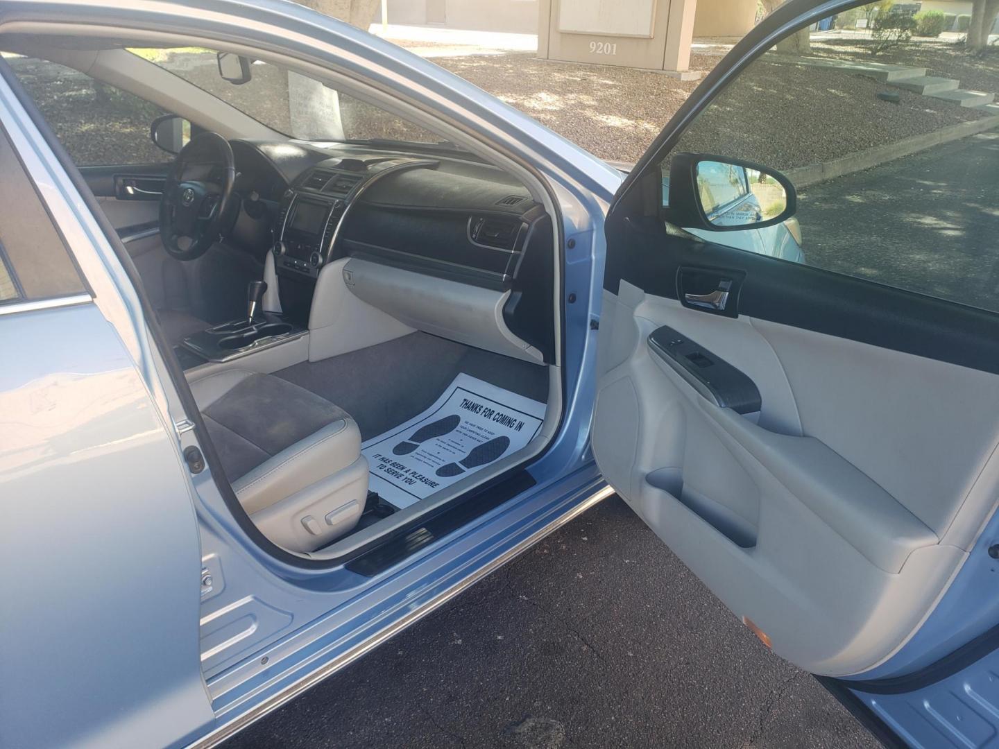 2012 /gray and black Toyota Camry Hybrid LE (4T1BD1FK4CU) with an 2.5L L4 DOHC 16V HYBRID engine, Continuously Variable Transmission transmission, located at 323 E Dunlap Ave., Phoenix, AZ, 85020, (602) 331-9000, 33.567677, -112.069000 - 2012 TOYOTA CAMRY HYBRID ,......A Must See!!..... No accidents,..... Ice cold AC. The car is gorgeous inside and out. Power windows, Power door locks, Touch screen Stereo/CD Player, Phone sync, Bluetooth, Satellite compatible, Backup camera, Beautiful gray and black interior with Gray leather seats - Photo#12