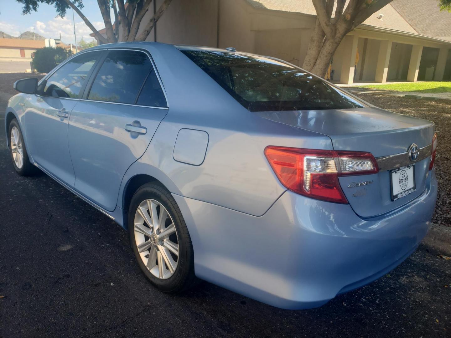 2012 /gray and black Toyota Camry Hybrid LE (4T1BD1FK4CU) with an 2.5L L4 DOHC 16V HYBRID engine, Continuously Variable Transmission transmission, located at 323 E Dunlap Ave., Phoenix, AZ, 85020, (602) 331-9000, 33.567677, -112.069000 - 2012 TOYOTA CAMRY HYBRID ,......A Must See!!..... No accidents,..... Ice cold AC. The car is gorgeous inside and out. Power windows, Power door locks, Touch screen Stereo/CD Player, Phone sync, Bluetooth, Satellite compatible, Backup camera, Beautiful gray and black interior with Gray leather seats - Photo#5