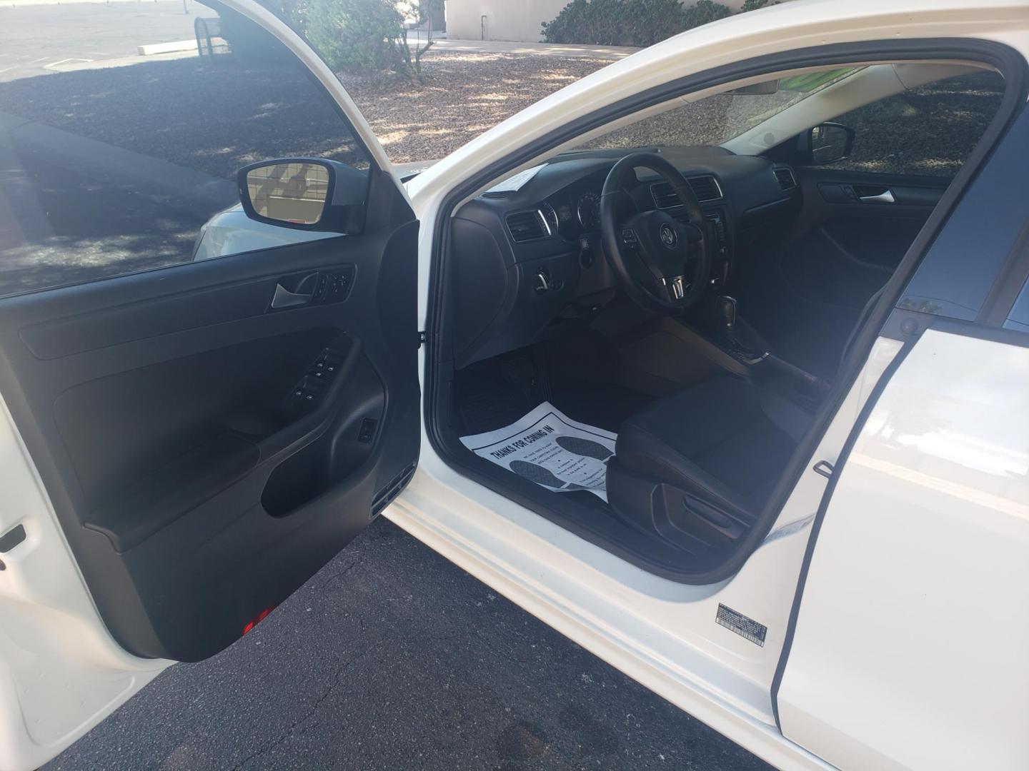 2012 WHITE /gray and black Volkswagen Jetta SE (3VWDP7AJ0CM) with an 2.5L L5 DOHC 20V engine, 6-Speed Automatic transmission, located at 323 E Dunlap Ave., Phoenix, AZ, 85020, (602) 331-9000, 33.567677, -112.069000 - 2012 Volkswagen Jetta SE,......A Must See!!..... No accidents,..... Ice cold AC. The car is gorgeous inside and out. Power windows, Power door locks, Touch screen Stereo/CD Player, Phone sync, Bluetooth, Satellite compatible, Beautiful gray and black interior with black leather seats in near perfec - Photo#8