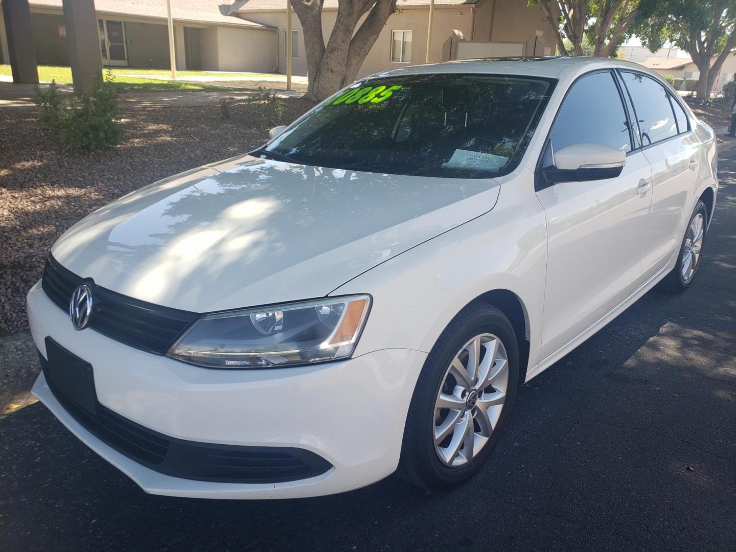 2012 WHITE /gray and black Volkswagen Jetta SE (3VWDP7AJ0CM) with an 2.5L L5 DOHC 20V engine, 6-Speed Automatic transmission, located at 323 E Dunlap Ave., Phoenix, AZ, 85020, (602) 331-9000, 33.567677, -112.069000 - 2012 Volkswagen Jetta SE,......A Must See!!..... No accidents,..... Ice cold AC. The car is gorgeous inside and out. Power windows, Power door locks, Touch screen Stereo/CD Player, Phone sync, Bluetooth, Satellite compatible, Beautiful gray and black interior with black leather seats in near perfec - Photo#0