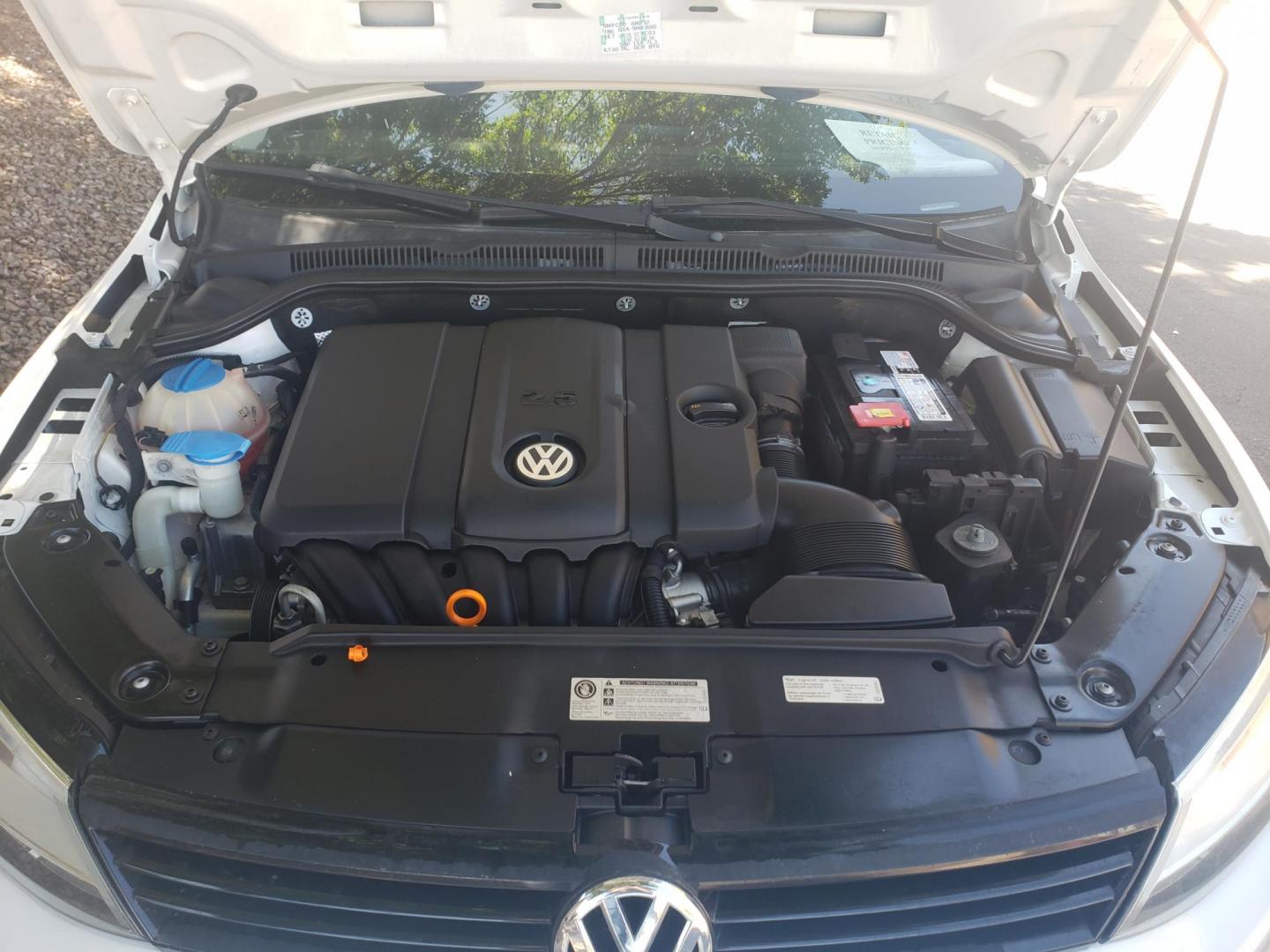 2012 WHITE /gray and black Volkswagen Jetta SE (3VWDP7AJ0CM) with an 2.5L L5 DOHC 20V engine, 6-Speed Automatic transmission, located at 323 E Dunlap Ave., Phoenix, AZ, 85020, (602) 331-9000, 33.567677, -112.069000 - 2012 Volkswagen Jetta SE,......A Must See!!..... No accidents,..... Ice cold AC. The car is gorgeous inside and out. Power windows, Power door locks, Touch screen Stereo/CD Player, Phone sync, Bluetooth, Satellite compatible, Beautiful gray and black interior with black leather seats in near perfec - Photo#19