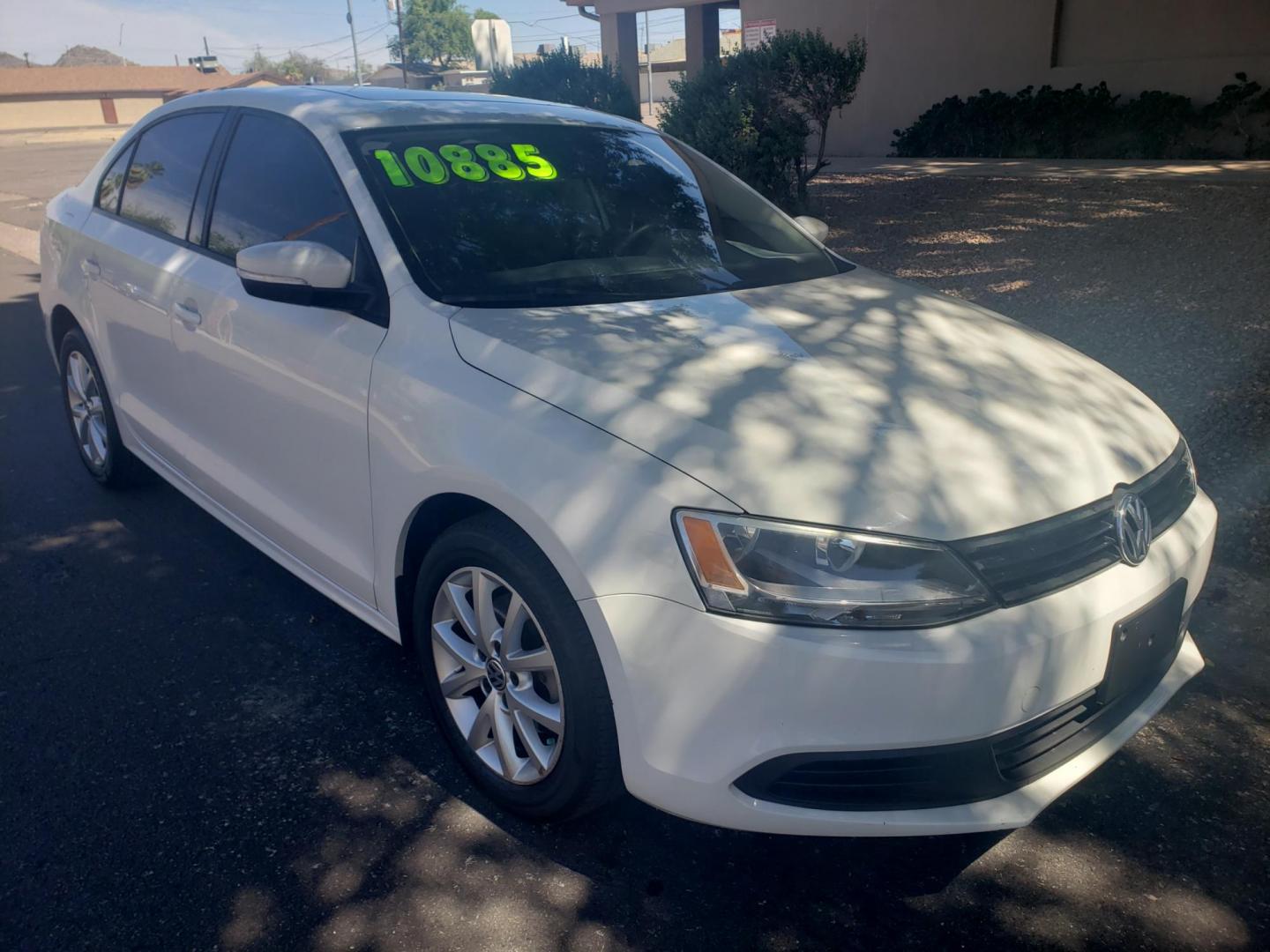 2012 WHITE /gray and black Volkswagen Jetta SE (3VWDP7AJ0CM) with an 2.5L L5 DOHC 20V engine, 6-Speed Automatic transmission, located at 323 E Dunlap Ave., Phoenix, AZ, 85020, (602) 331-9000, 33.567677, -112.069000 - 2012 Volkswagen Jetta SE,......A Must See!!..... No accidents,..... Ice cold AC. The car is gorgeous inside and out. Power windows, Power door locks, Touch screen Stereo/CD Player, Phone sync, Bluetooth, Satellite compatible, Beautiful gray and black interior with black leather seats in near perfec - Photo#2