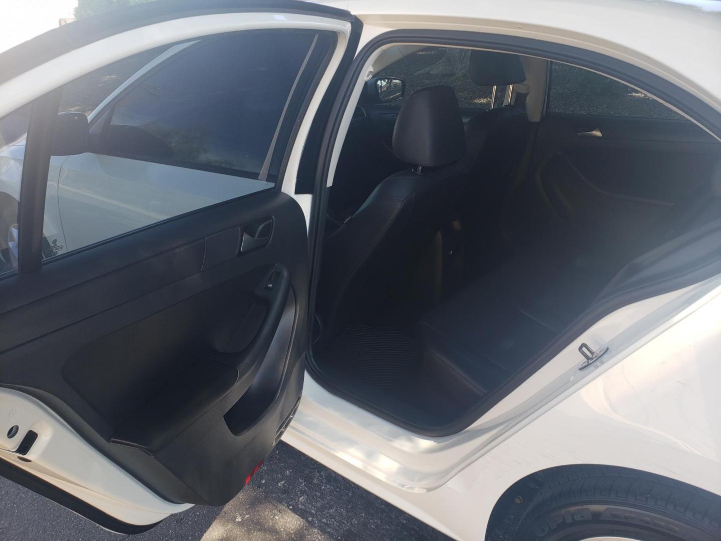 2012 WHITE /gray and black Volkswagen Jetta SE (3VWDP7AJ0CM) with an 2.5L L5 DOHC 20V engine, 6-Speed Automatic transmission, located at 323 E Dunlap Ave., Phoenix, AZ, 85020, (602) 331-9000, 33.567677, -112.069000 - 2012 Volkswagen Jetta SE,......A Must See!!..... No accidents,..... Ice cold AC. The car is gorgeous inside and out. Power windows, Power door locks, Touch screen Stereo/CD Player, Phone sync, Bluetooth, Satellite compatible, Beautiful gray and black interior with black leather seats in near perfec - Photo#10