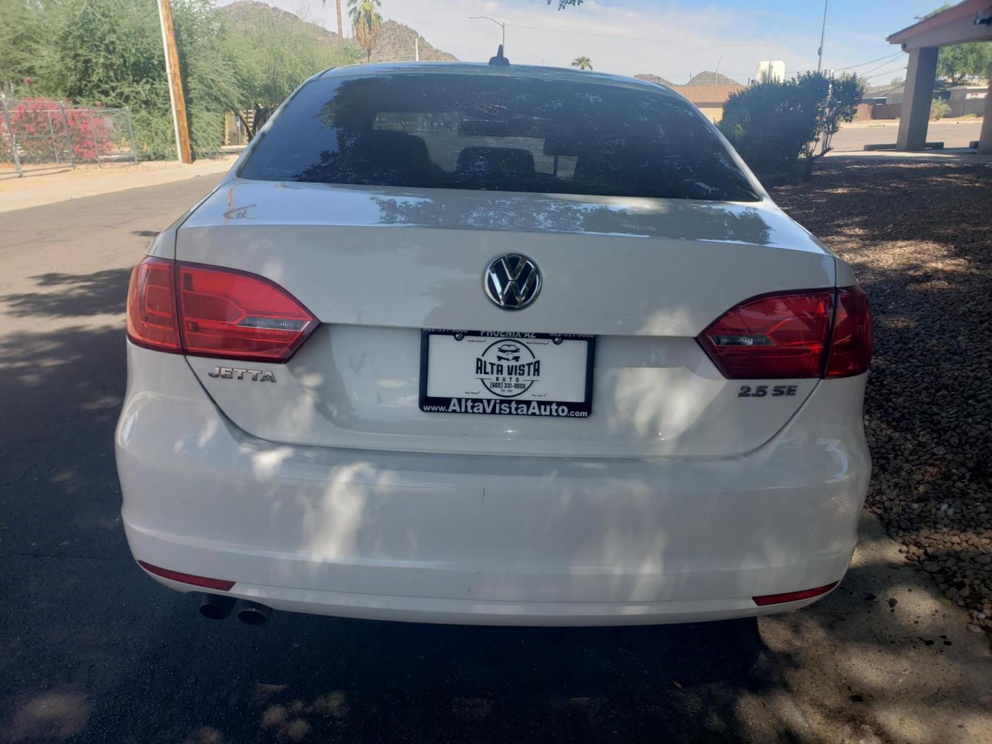 2012 WHITE /gray and black Volkswagen Jetta SE (3VWDP7AJ0CM) with an 2.5L L5 DOHC 20V engine, 6-Speed Automatic transmission, located at 323 E Dunlap Ave., Phoenix, AZ, 85020, (602) 331-9000, 33.567677, -112.069000 - 2012 Volkswagen Jetta SE,......A Must See!!..... No accidents,..... Ice cold AC. The car is gorgeous inside and out. Power windows, Power door locks, Touch screen Stereo/CD Player, Phone sync, Bluetooth, Satellite compatible, Beautiful gray and black interior with black leather seats in near perfec - Photo#7