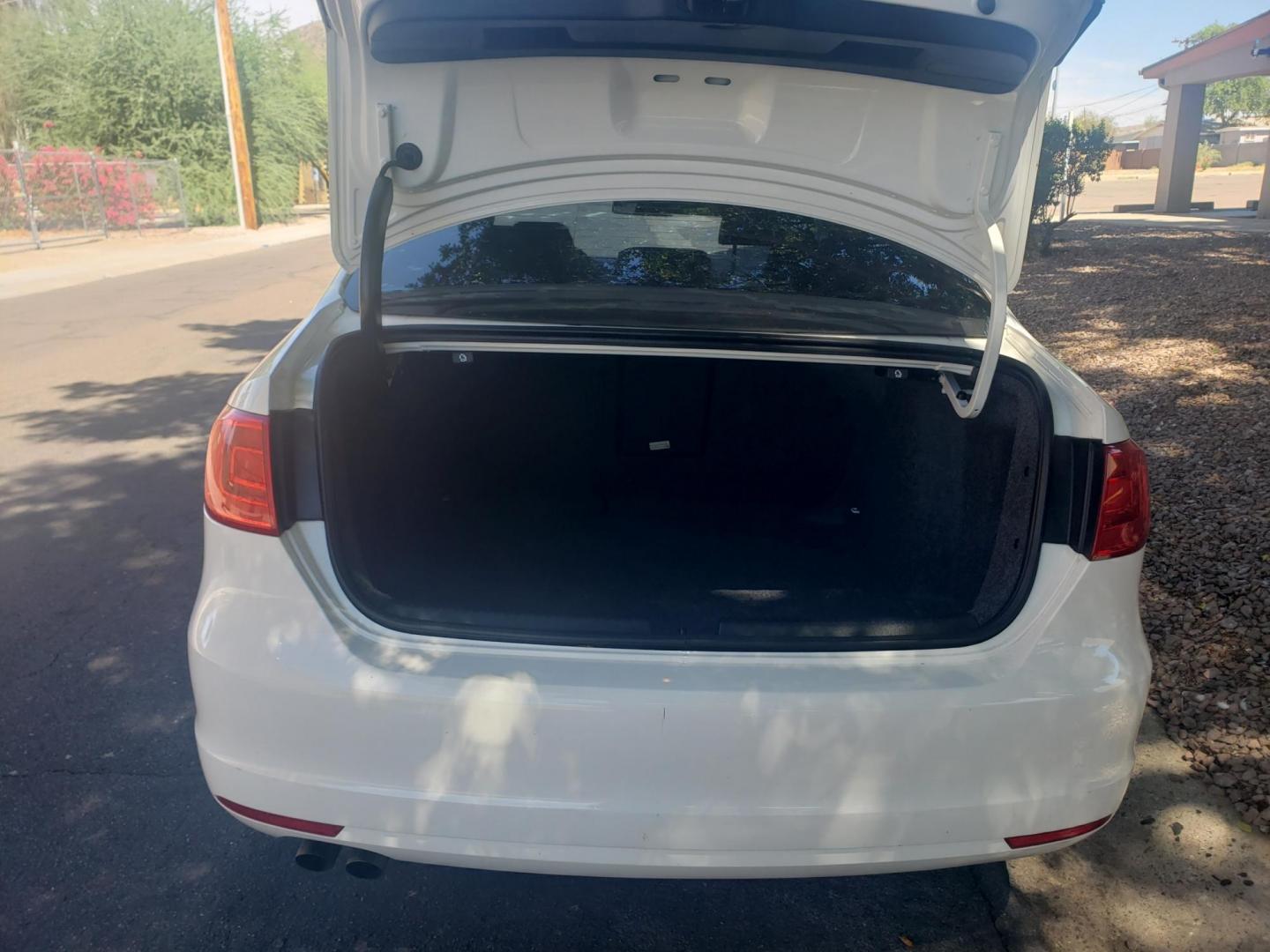 2012 WHITE /gray and black Volkswagen Jetta SE (3VWDP7AJ0CM) with an 2.5L L5 DOHC 20V engine, 6-Speed Automatic transmission, located at 323 E Dunlap Ave., Phoenix, AZ, 85020, (602) 331-9000, 33.567677, -112.069000 - 2012 Volkswagen Jetta SE,......A Must See!!..... No accidents,..... Ice cold AC. The car is gorgeous inside and out. Power windows, Power door locks, Touch screen Stereo/CD Player, Phone sync, Bluetooth, Satellite compatible, Beautiful gray and black interior with black leather seats in near perfec - Photo#18