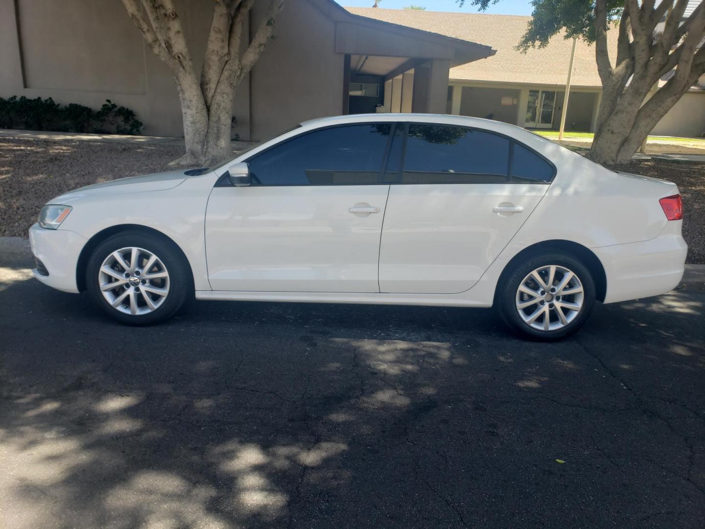 2012 WHITE /gray and black Volkswagen Jetta SE (3VWDP7AJ0CM) with an 2.5L L5 DOHC 20V engine, 6-Speed Automatic transmission, located at 323 E Dunlap Ave., Phoenix, AZ, 85020, (602) 331-9000, 33.567677, -112.069000 - 2012 Volkswagen Jetta SE,......A Must See!!..... No accidents,..... Ice cold AC. The car is gorgeous inside and out. Power windows, Power door locks, Touch screen Stereo/CD Player, Phone sync, Bluetooth, Satellite compatible, Beautiful gray and black interior with black leather seats in near perfec - Photo#6