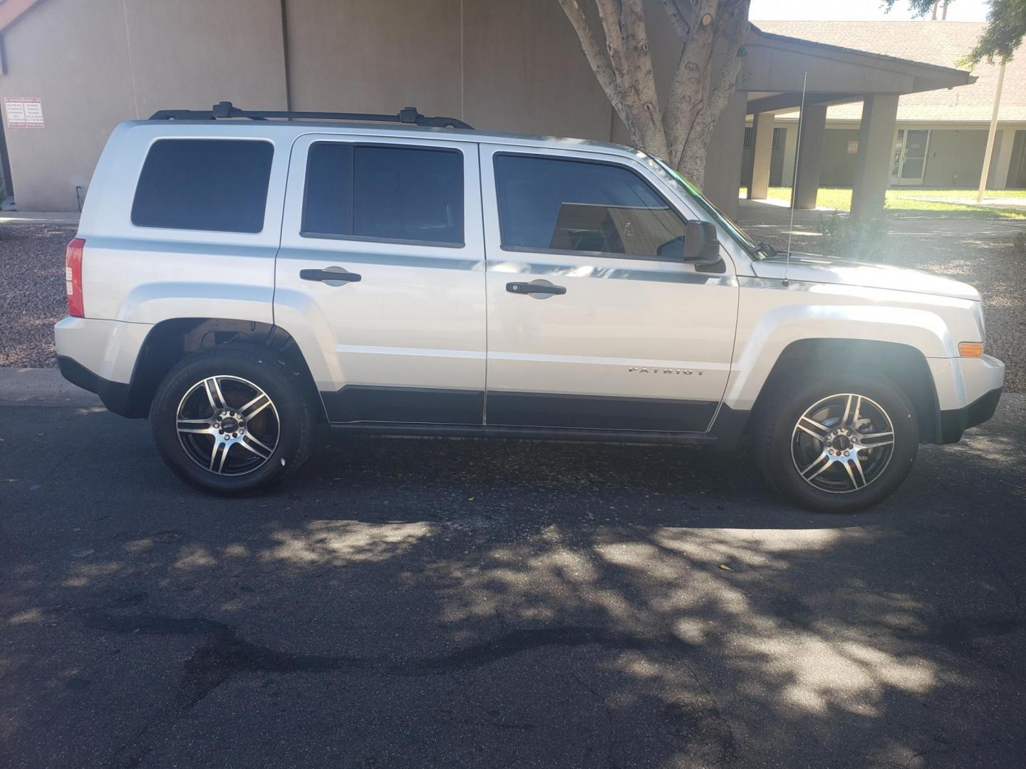 2014 /gray and black Jeep Patriot Sport 2WD (1C4NJPBA9ED) with an 2.0L L4 DOHC 16V engine, automatic transmission, located at 323 E Dunlap Ave., Phoenix, AZ, 85020, (602) 331-9000, 33.567677, -112.069000 - Photo#4