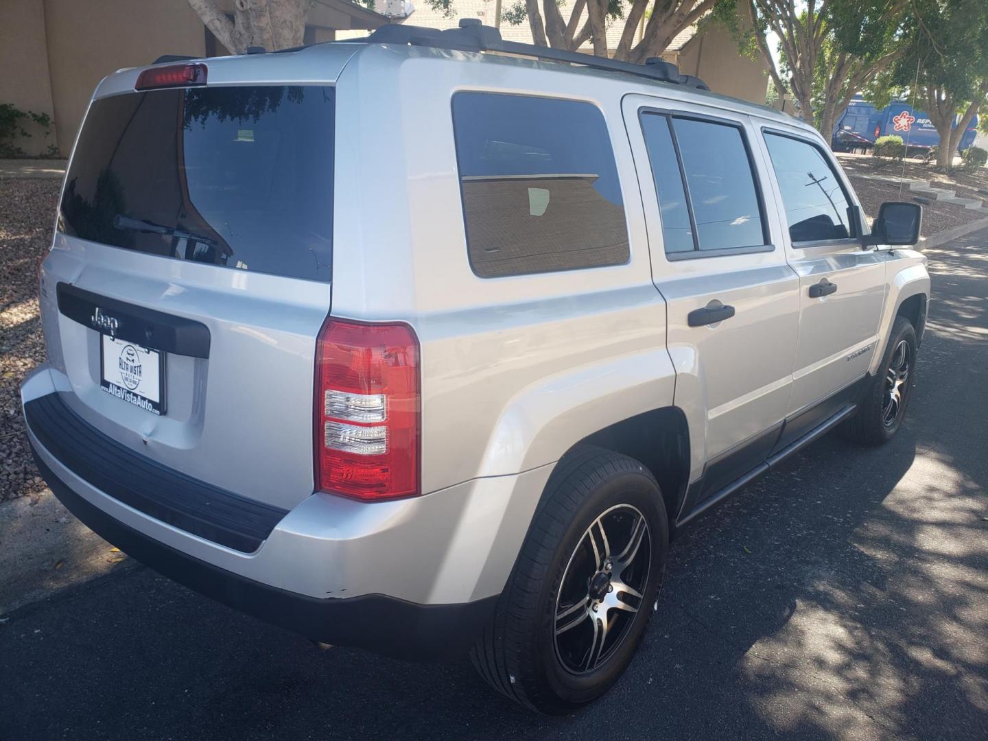 2014 /gray and black Jeep Patriot Sport 2WD (1C4NJPBA9ED) with an 2.0L L4 DOHC 16V engine, automatic transmission, located at 323 E Dunlap Ave., Phoenix, AZ, 85020, (602) 331-9000, 33.567677, -112.069000 - Photo#3