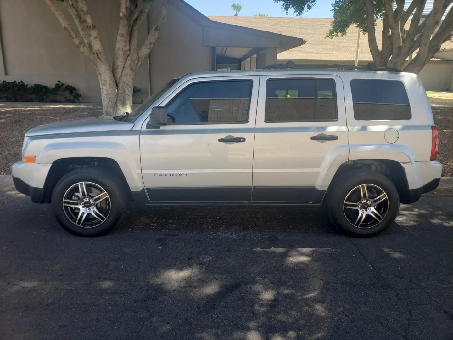 2014 /gray and black Jeep Patriot Sport 2WD (1C4NJPBA9ED) with an 2.0L L4 DOHC 16V engine, automatic transmission, located at 323 E Dunlap Ave., Phoenix, AZ, 85020, (602) 331-9000, 33.567677, -112.069000 - Photo#6