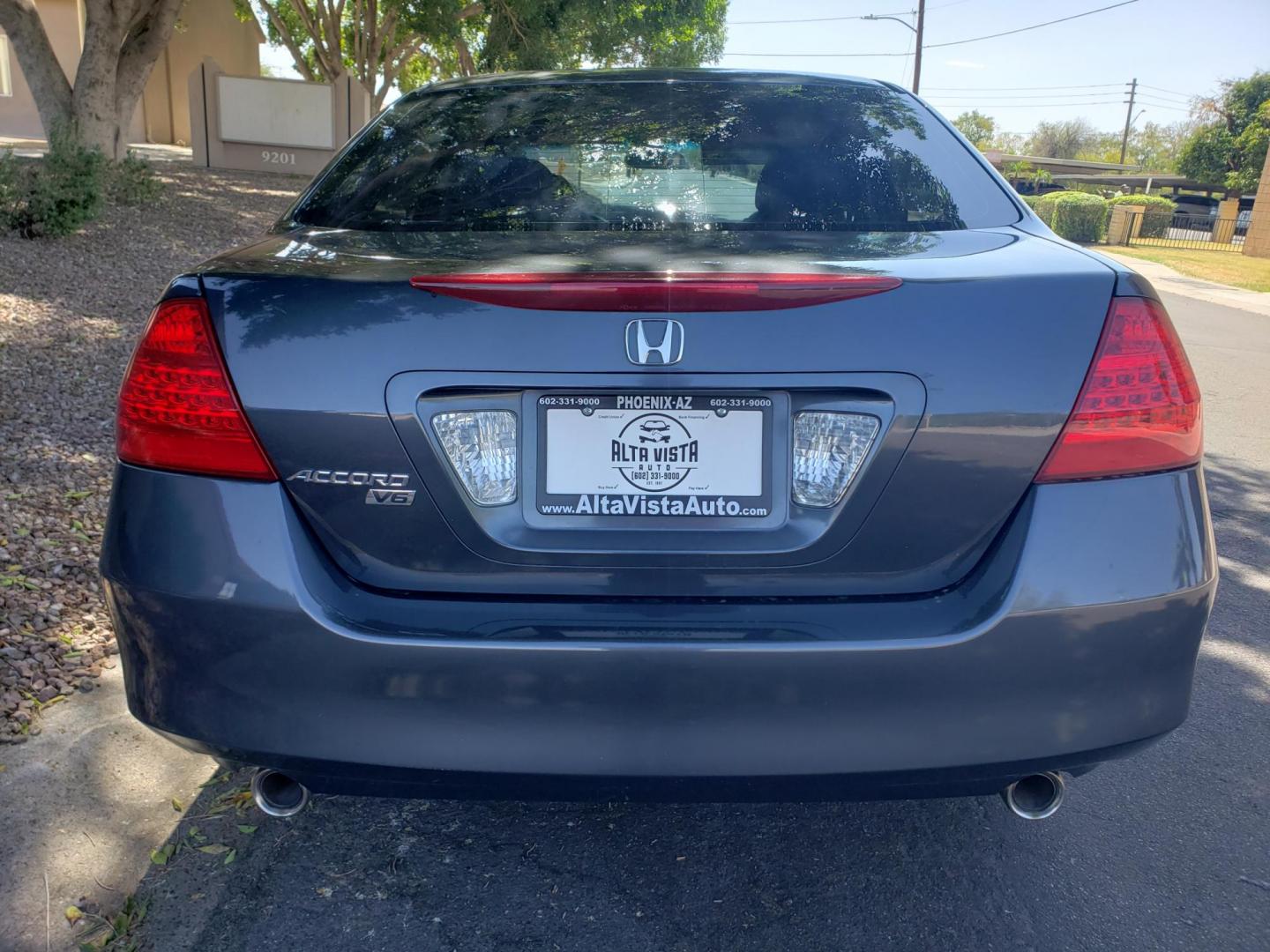 2007 /gray and black Honda Accord SE V-6 Sedan AT (1HGCM66427A) with an 3.0L V6 SOHC 24V engine, 5-Speed Automatic Overdrive transmission, located at 323 E Dunlap Ave., Phoenix, AZ, 85020, (602) 331-9000, 33.567677, -112.069000 - 2007 Honda Accord,……. EXCELLENT condition,…… A Real Must See!!.... No accidents, Power everything, Ice cold ac, Clean Gray and Black interior with gray cloth seats in near perfect condition, power windows, power door locks, stereo/cd player, six disc CD changer, clean Arizona title, Runs and - Photo#7