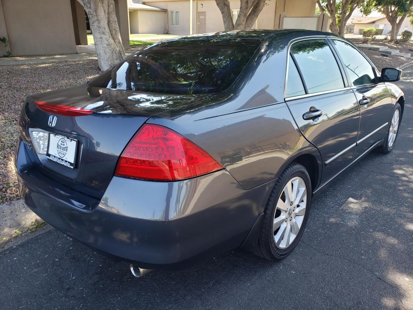 2007 /gray and black Honda Accord SE V-6 Sedan AT (1HGCM66427A) with an 3.0L V6 SOHC 24V engine, 5-Speed Automatic Overdrive transmission, located at 323 E Dunlap Ave., Phoenix, AZ, 85020, (602) 331-9000, 33.567677, -112.069000 - 2007 Honda Accord,……. EXCELLENT condition,…… A Real Must See!!.... No accidents, Power everything, Ice cold ac, Clean Gray and Black interior with gray cloth seats in near perfect condition, power windows, power door locks, stereo/cd player, six disc CD changer, clean Arizona title, Runs and - Photo#3