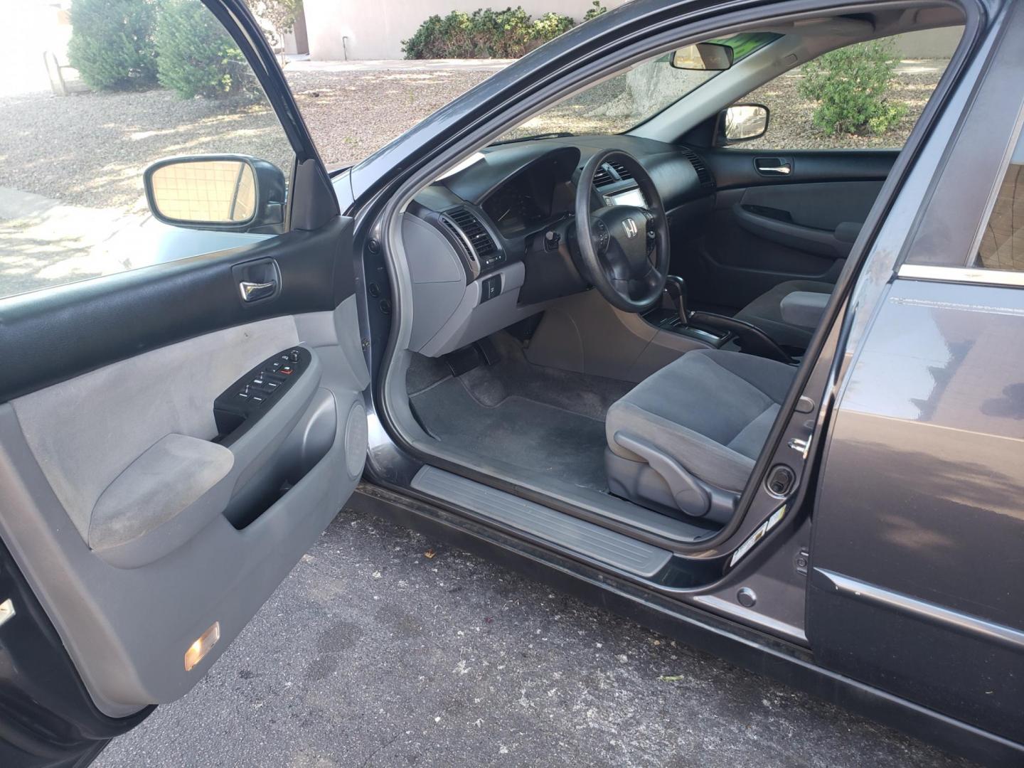 2007 /gray and black Honda Accord SE V-6 Sedan AT (1HGCM66427A) with an 3.0L V6 SOHC 24V engine, 5-Speed Automatic Overdrive transmission, located at 323 E Dunlap Ave., Phoenix, AZ, 85020, (602) 331-9000, 33.567677, -112.069000 - 2007 Honda Accord,……. EXCELLENT condition,…… A Real Must See!!.... No accidents, Power everything, Ice cold ac, Clean Gray and Black interior with gray cloth seats in near perfect condition, power windows, power door locks, stereo/cd player, six disc CD changer, clean Arizona title, Runs and - Photo#8