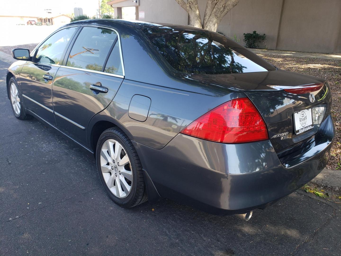 2007 /gray and black Honda Accord SE V-6 Sedan AT (1HGCM66427A) with an 3.0L V6 SOHC 24V engine, 5-Speed Automatic Overdrive transmission, located at 323 E Dunlap Ave., Phoenix, AZ, 85020, (602) 331-9000, 33.567677, -112.069000 - 2007 Honda Accord,……. EXCELLENT condition,…… A Real Must See!!.... No accidents, Power everything, Ice cold ac, Clean Gray and Black interior with gray cloth seats in near perfect condition, power windows, power door locks, stereo/cd player, six disc CD changer, clean Arizona title, Runs and - Photo#5