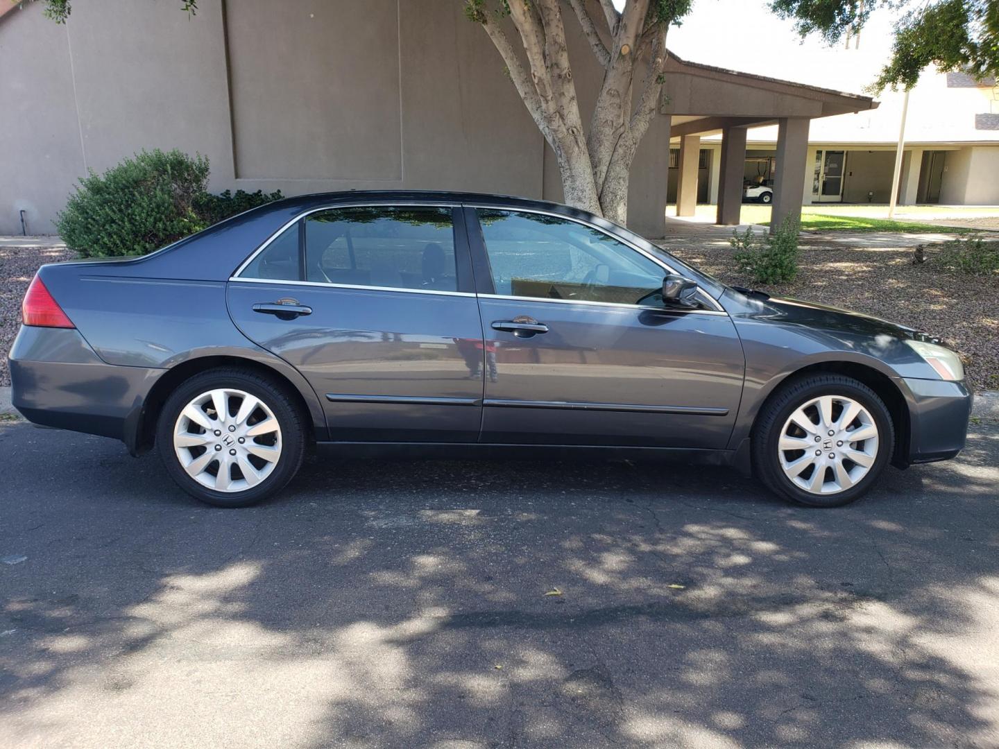 2007 /gray and black Honda Accord SE V-6 Sedan AT (1HGCM66427A) with an 3.0L V6 SOHC 24V engine, 5-Speed Automatic Overdrive transmission, located at 323 E Dunlap Ave., Phoenix, AZ, 85020, (602) 331-9000, 33.567677, -112.069000 - 2007 Honda Accord,……. EXCELLENT condition,…… A Real Must See!!.... No accidents, Power everything, Ice cold ac, Clean Gray and Black interior with gray cloth seats in near perfect condition, power windows, power door locks, stereo/cd player, six disc CD changer, clean Arizona title, Runs and - Photo#4