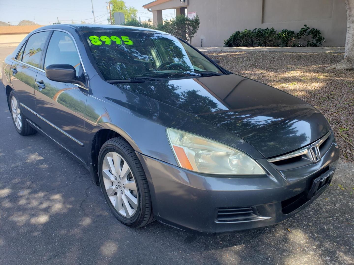 2007 /gray and black Honda Accord SE V-6 Sedan AT (1HGCM66427A) with an 3.0L V6 SOHC 24V engine, 5-Speed Automatic Overdrive transmission, located at 323 E Dunlap Ave., Phoenix, AZ, 85020, (602) 331-9000, 33.567677, -112.069000 - 2007 Honda Accord,……. EXCELLENT condition,…… A Real Must See!!.... No accidents, Power everything, Ice cold ac, Clean Gray and Black interior with gray cloth seats in near perfect condition, power windows, power door locks, stereo/cd player, six disc CD changer, clean Arizona title, Runs and - Photo#2