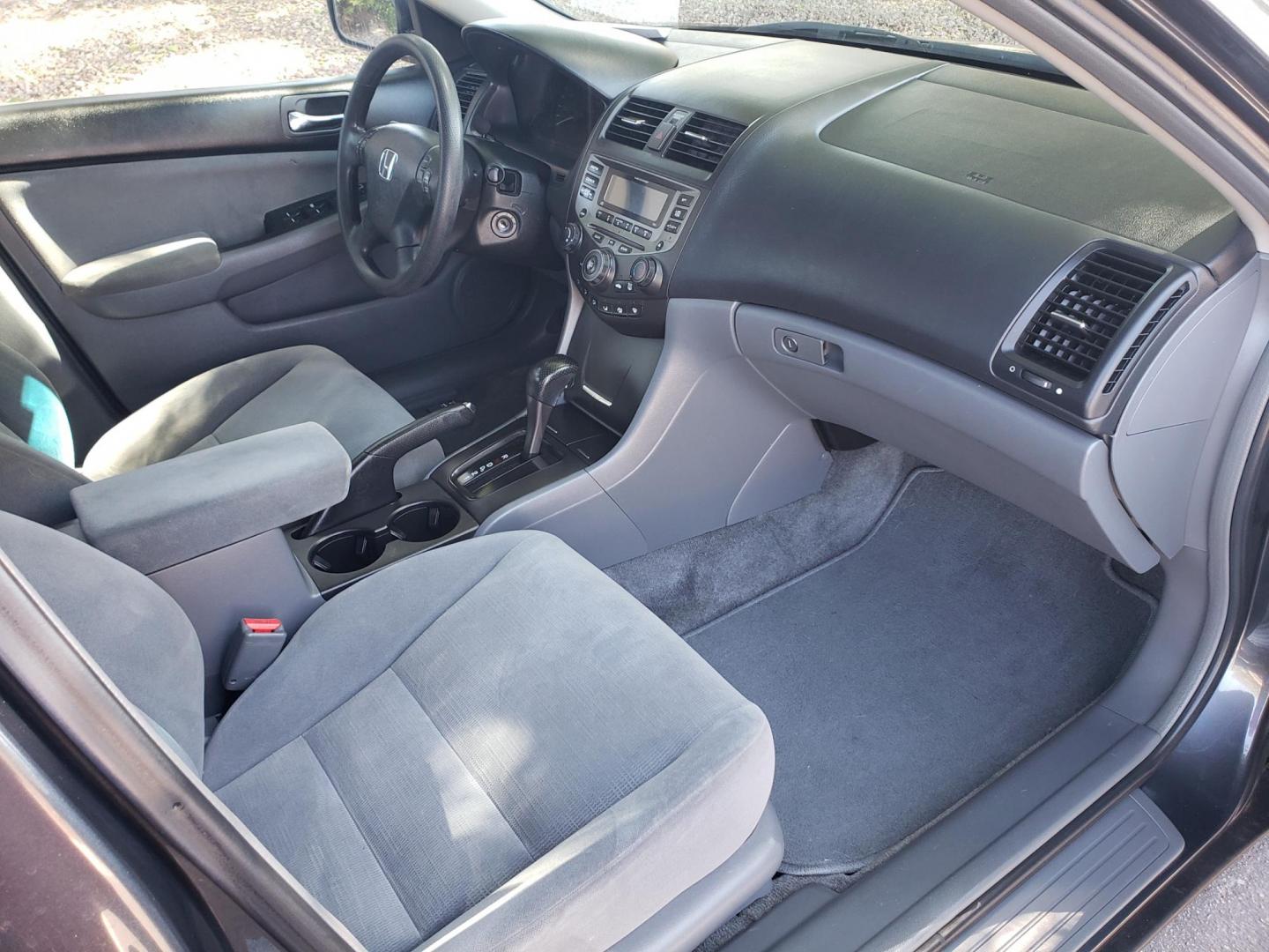 2007 /gray and black Honda Accord SE V-6 Sedan AT (1HGCM66427A) with an 3.0L V6 SOHC 24V engine, 5-Speed Automatic Overdrive transmission, located at 323 E Dunlap Ave., Phoenix, AZ, 85020, (602) 331-9000, 33.567677, -112.069000 - 2007 Honda Accord,……. EXCELLENT condition,…… A Real Must See!!.... No accidents, Power everything, Ice cold ac, Clean Gray and Black interior with gray cloth seats in near perfect condition, power windows, power door locks, stereo/cd player, six disc CD changer, clean Arizona title, Runs and - Photo#13