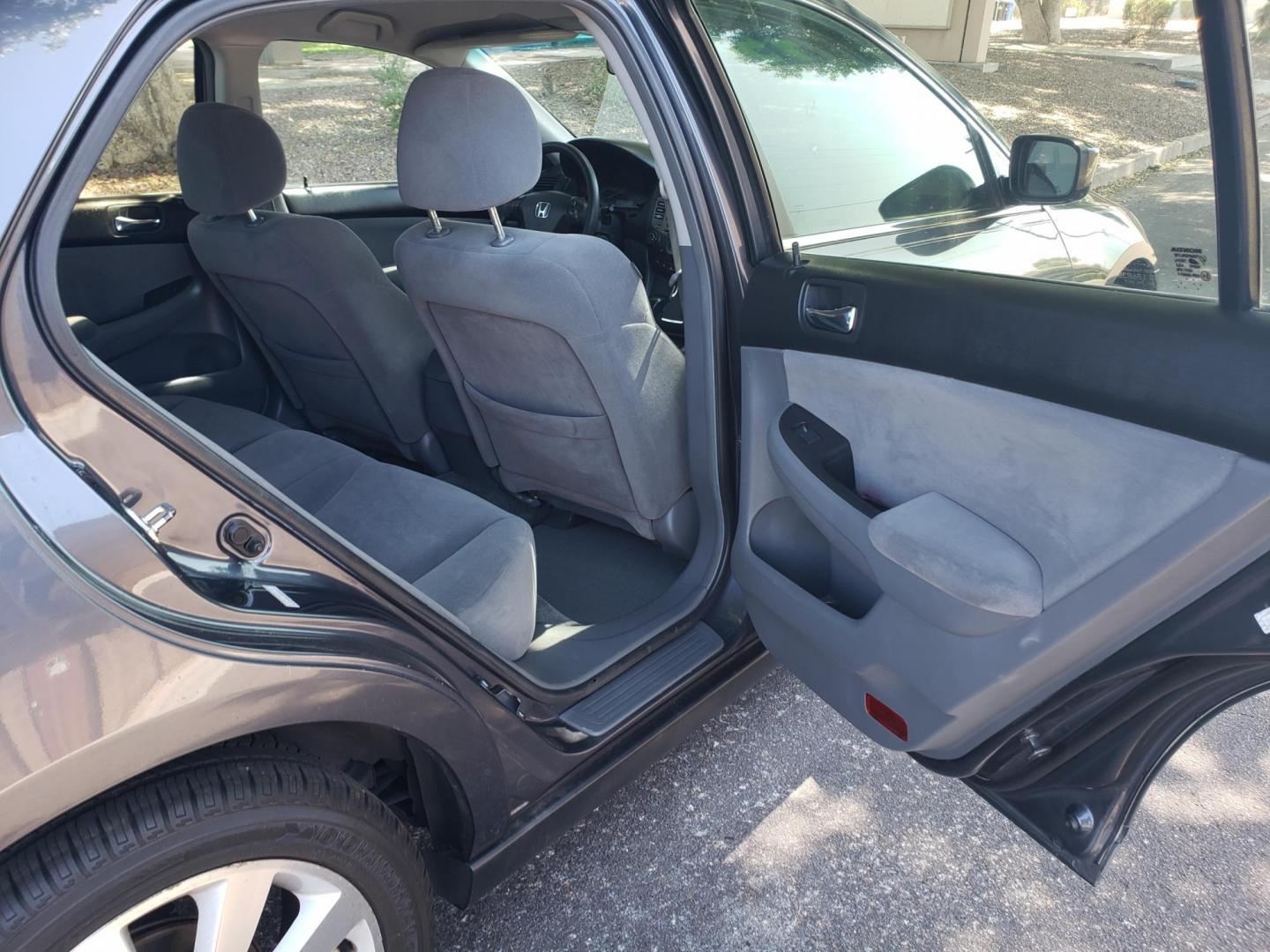 2007 /gray and black Honda Accord SE V-6 Sedan AT (1HGCM66427A) with an 3.0L V6 SOHC 24V engine, 5-Speed Automatic Overdrive transmission, located at 323 E Dunlap Ave., Phoenix, AZ, 85020, (602) 331-9000, 33.567677, -112.069000 - 2007 Honda Accord,……. EXCELLENT condition,…… A Real Must See!!.... No accidents, Power everything, Ice cold ac, Clean Gray and Black interior with gray cloth seats in near perfect condition, power windows, power door locks, stereo/cd player, six disc CD changer, clean Arizona title, Runs and - Photo#14