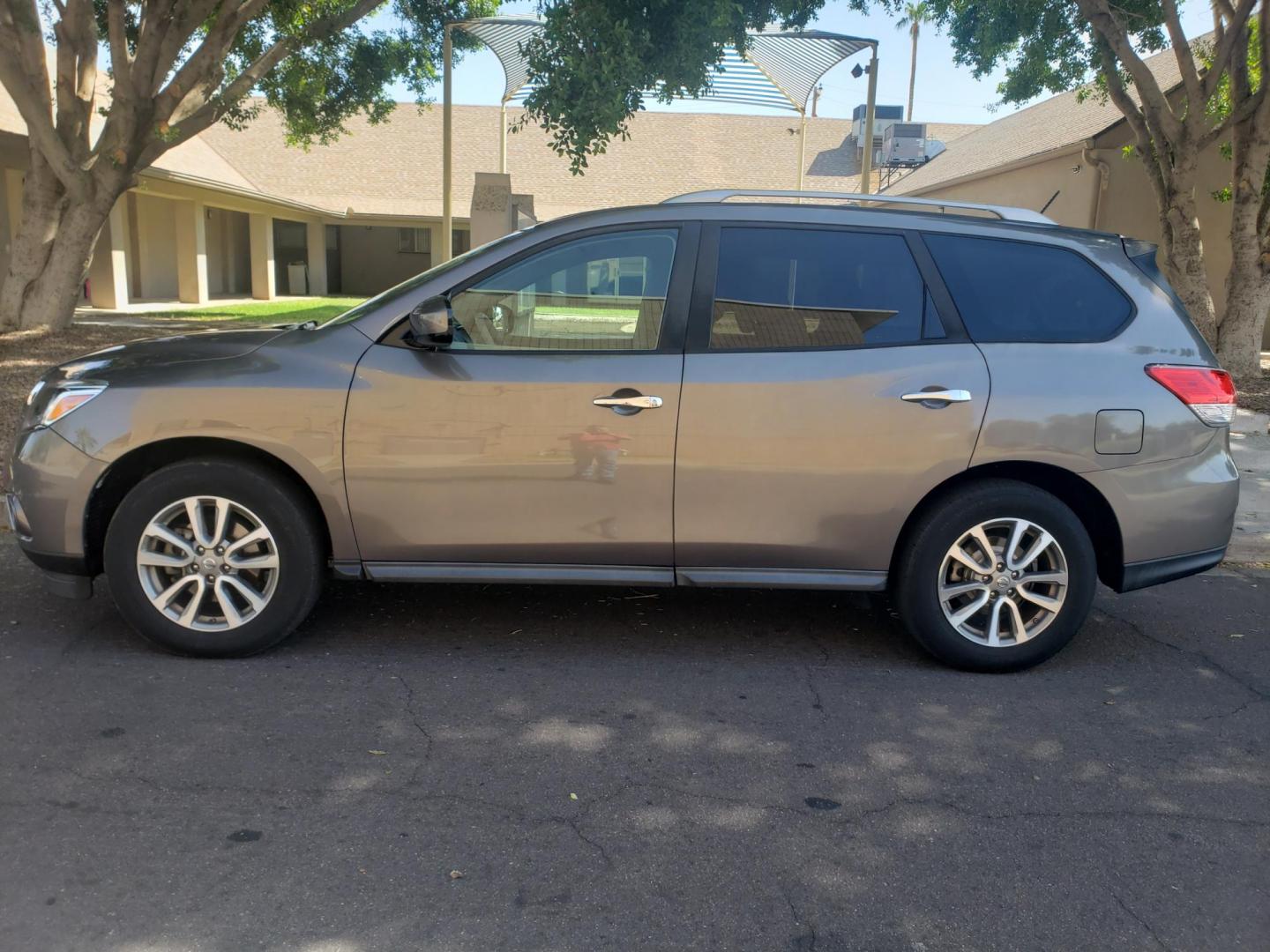 2013 /tan Nissan Pathfinder LE 4WD (5N1AR2MM6DC) with an 3.5L V6 DOHC 24V engine, Continuously Variable Transmission transmission, located at 323 E Dunlap Ave., Phoenix, AZ, 85020, (602) 331-9000, 33.567677, -112.069000 - 2013 Nissan Pathfinder LE 4WD,.... EXCELLENT condition, A MUST SEE!!......CASH ONLY PRICE + TTL...... Cold A/C, Stereo/CD, Backup camera, Bluetooth, Phone Sync, Clean tan Interior with tan cloth seats in near perfect condition, 3 row seating, New brakes, Tune up, No accidents. The SUV is gorgeous - Photo#6