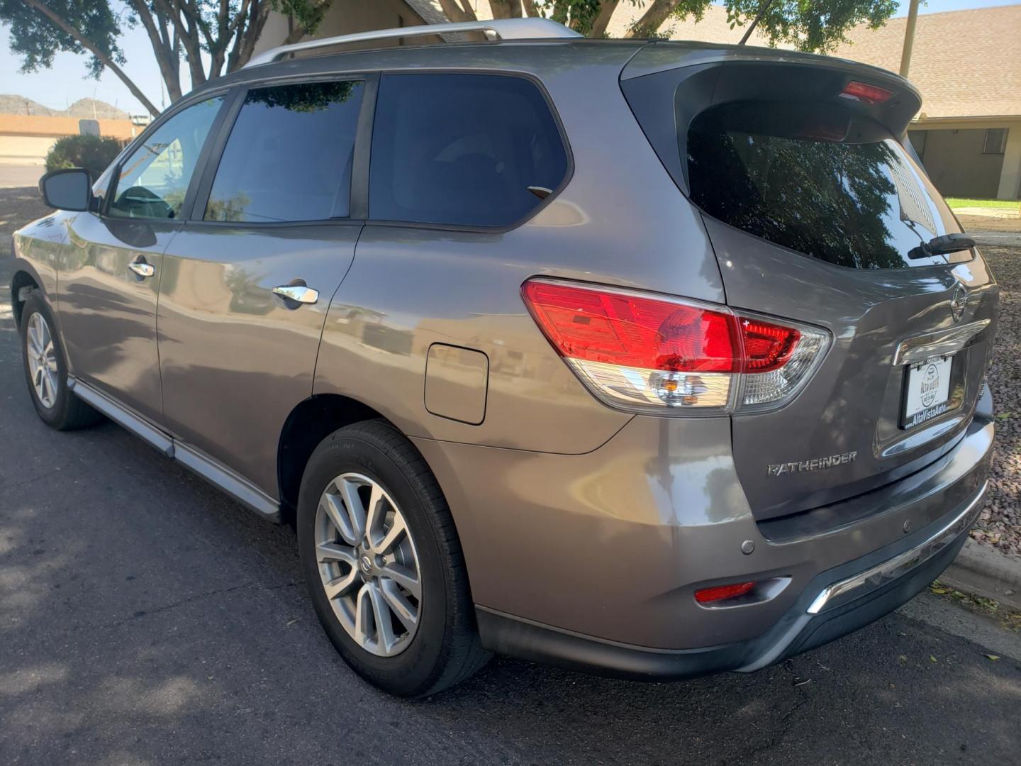 2013 /tan Nissan Pathfinder LE 4WD (5N1AR2MM6DC) with an 3.5L V6 DOHC 24V engine, Continuously Variable Transmission transmission, located at 323 E Dunlap Ave., Phoenix, AZ, 85020, (602) 331-9000, 33.567677, -112.069000 - 2013 Nissan Pathfinder LE 4WD,.... EXCELLENT condition, A MUST SEE!!......CASH ONLY PRICE + TTL...... Cold A/C, Stereo/CD, Backup camera, Bluetooth, Phone Sync, Clean tan Interior with tan cloth seats in near perfect condition, 3 row seating, New brakes, Tune up, No accidents. The SUV is gorgeous - Photo#5