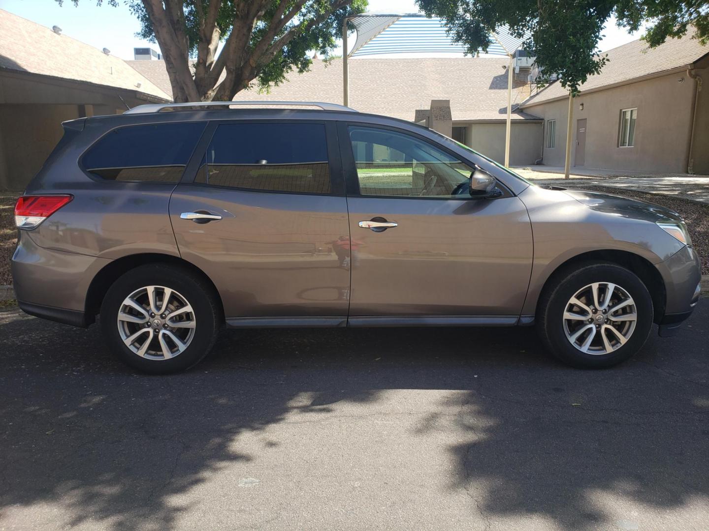 2013 /tan Nissan Pathfinder LE 4WD (5N1AR2MM6DC) with an 3.5L V6 DOHC 24V engine, Continuously Variable Transmission transmission, located at 323 E Dunlap Ave., Phoenix, AZ, 85020, (602) 331-9000, 33.567677, -112.069000 - 2013 Nissan Pathfinder LE 4WD,.... EXCELLENT condition, A MUST SEE!!......CASH ONLY PRICE + TTL...... Cold A/C, Stereo/CD, Backup camera, Bluetooth, Phone Sync, Clean tan Interior with tan cloth seats in near perfect condition, 3 row seating, New brakes, Tune up, No accidents. The SUV is gorgeous - Photo#4