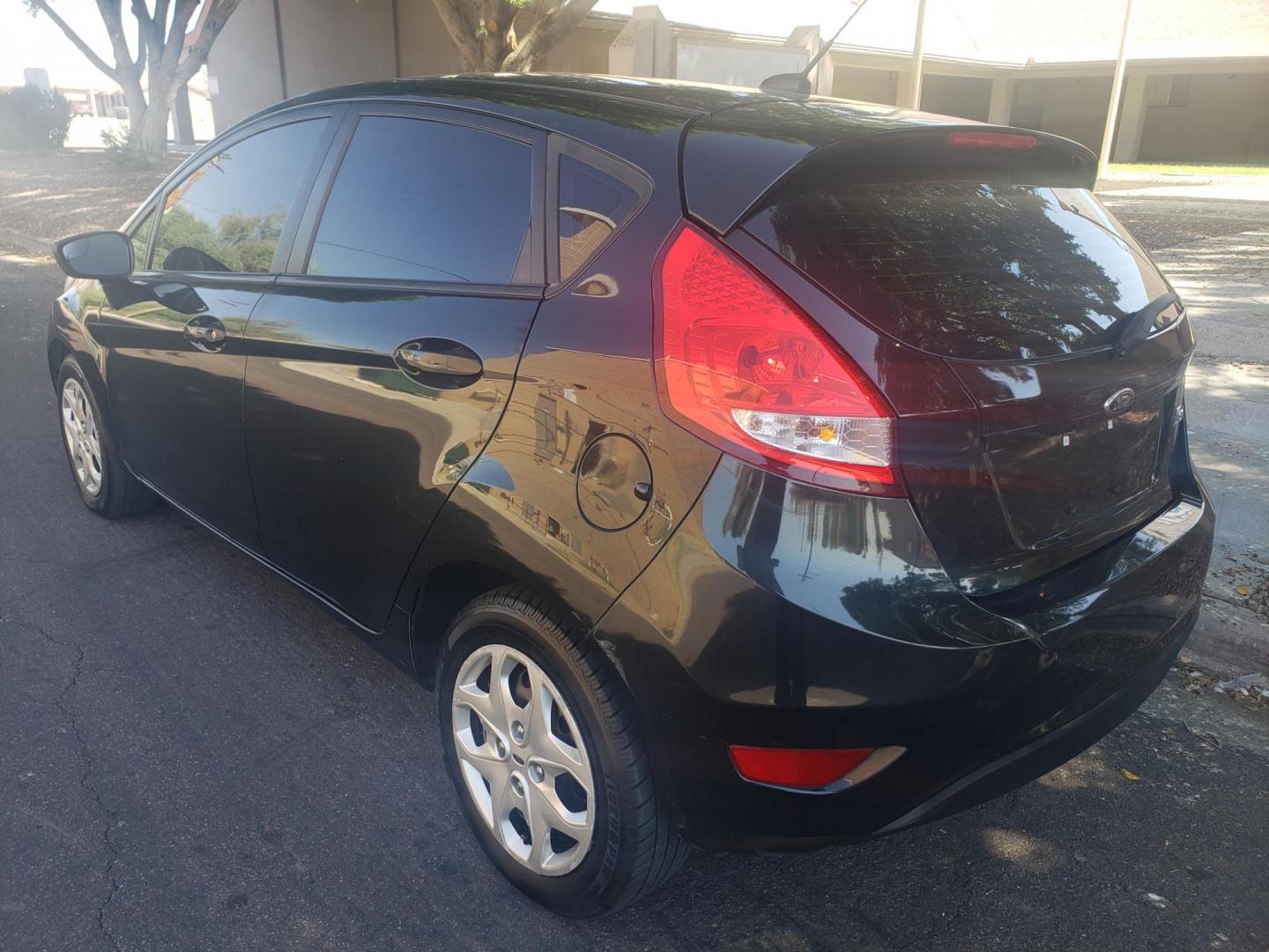 2013 /gray and black Ford Fiesta S Hatchback (3FADP4TJ9DM) with an 1.6L L4 DOHC 16V engine, automatic transmission, located at 323 E Dunlap Ave., Phoenix, AZ, 85020, (602) 331-9000, 33.567677, -112.069000 - 2013 Ford Fiesta S Hatchback,.......A Must See!!.......... No accidents, Ice cold AC......... The car is gorgeous inside and out. Power windows, Power door locks, Stereo/CD Player, Phone sync, Bluetooth, Satellite compatible, Beautiful gray and black interior with black and gray cloth seats in near - Photo#5