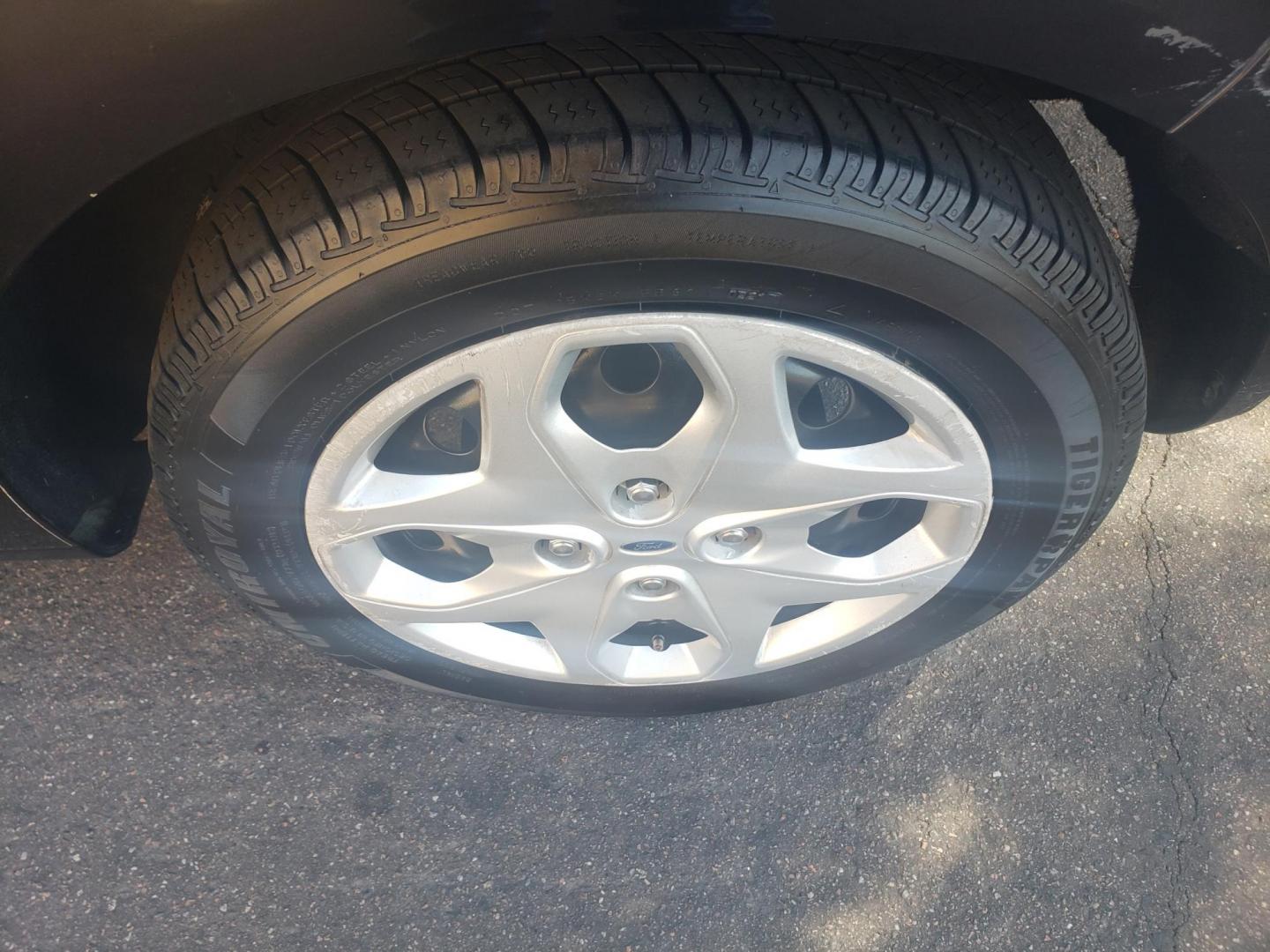 2013 /gray and black Ford Fiesta S Hatchback (3FADP4TJ9DM) with an 1.6L L4 DOHC 16V engine, automatic transmission, located at 323 E Dunlap Ave., Phoenix, AZ, 85020, (602) 331-9000, 33.567677, -112.069000 - 2013 Ford Fiesta S Hatchback,.......A Must See!!.......... No accidents, Ice cold AC......... The car is gorgeous inside and out. Power windows, Power door locks, Stereo/CD Player, Phone sync, Bluetooth, Satellite compatible, Beautiful gray and black interior with black and gray cloth seats in near - Photo#18