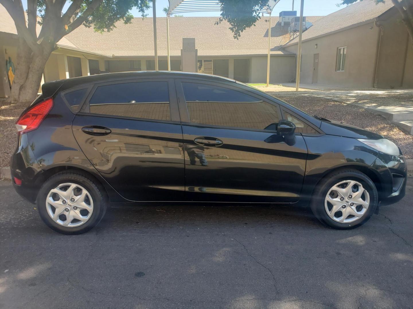 2013 /gray and black Ford Fiesta S Hatchback (3FADP4TJ9DM) with an 1.6L L4 DOHC 16V engine, automatic transmission, located at 323 E Dunlap Ave., Phoenix, AZ, 85020, (602) 331-9000, 33.567677, -112.069000 - 2013 Ford Fiesta S Hatchback,.......A Must See!!.......... No accidents, Ice cold AC......... The car is gorgeous inside and out. Power windows, Power door locks, Stereo/CD Player, Phone sync, Bluetooth, Satellite compatible, Beautiful gray and black interior with black and gray cloth seats in near - Photo#4