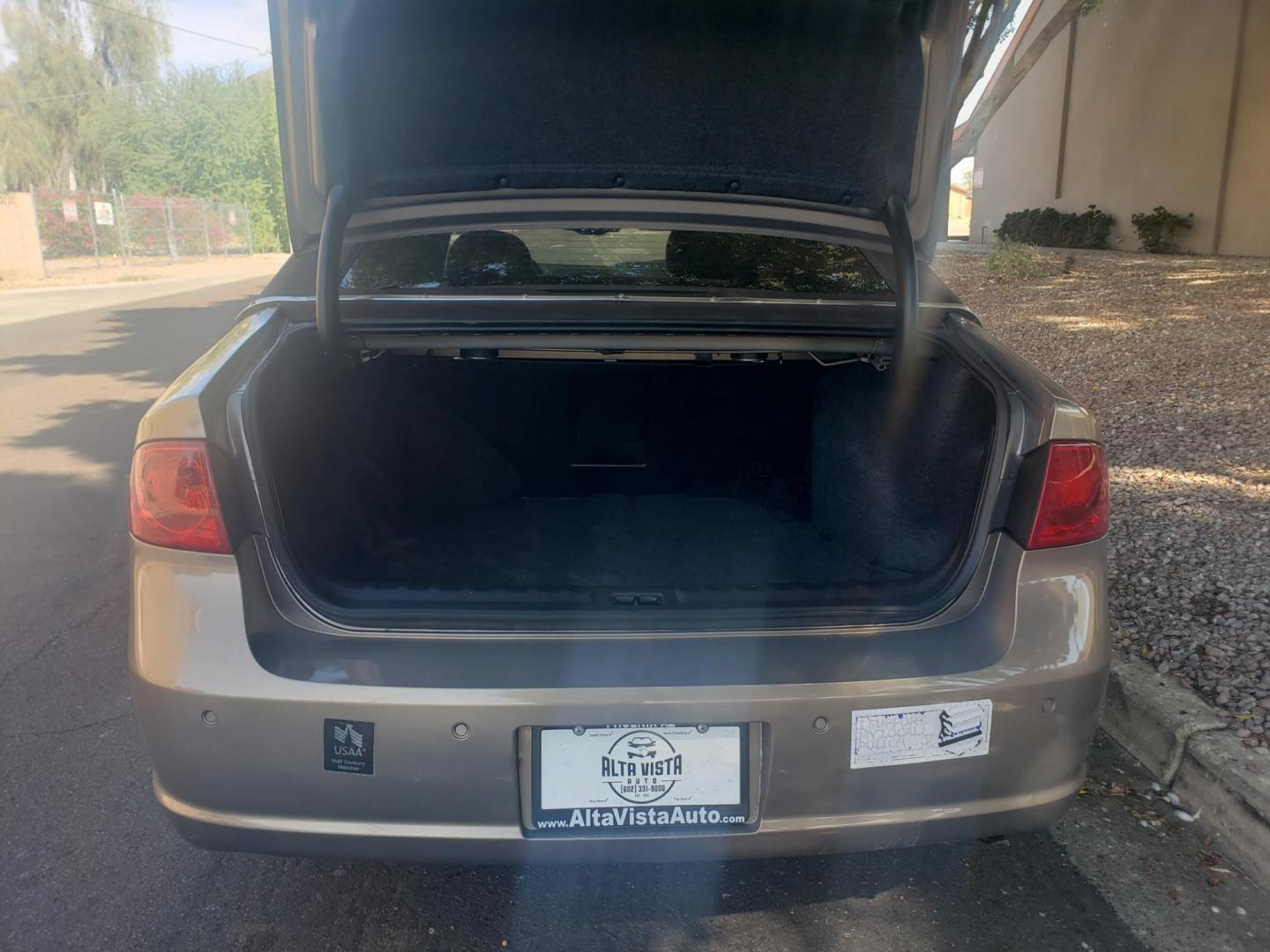 2007 gray /tan Buick Lucerne CXL V6 (1G4HD57287U) with an 3.8L V6 OHV 12V engine, 4-Speed Automatic Overdrive transmission, located at 323 E Dunlap Ave., Phoenix, AZ, 85020, (602) 331-9000, 33.567677, -112.069000 - Photo#15