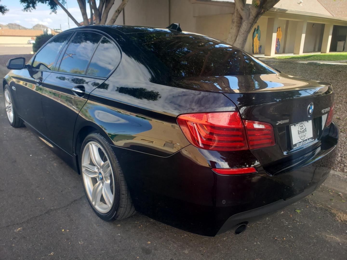 2014 black /black BMW 5-Series 535i xDrive (WBA5B3C58ED) with an 3.0L L6 DOHC 24V engine, 8-Speed Automatic transmission, located at 323 E Dunlap Ave., Phoenix, AZ, 85020, (602) 331-9000, 33.567677, -112.069000 - 2014 BMW 5-Series 535i X Drive,......A True Must See!!.... No accidents, Ice Cold AC, The car is gorgeous inside and out, power windows, power door locks, Gorgeous tinted sunroof, Stereo/Cd Player, Navigation, Phone sync, Bluetooth, Satellite radio compatible, Backup camera, Clean Black Interior wit - Photo#5