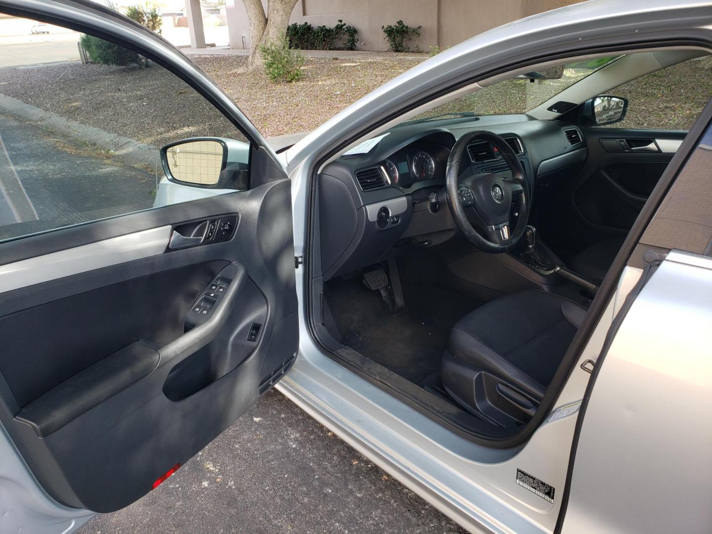 2012 silver /gray and black Volkswagen Jetta SEL (3VWLX7AJ4CM) with an 2.5L L5 DOHC 20V engine, 6-Speed Automatic transmission, located at 323 E Dunlap Ave., Phoenix, AZ, 85020, (602) 331-9000, 33.567677, -112.069000 - Photo#8